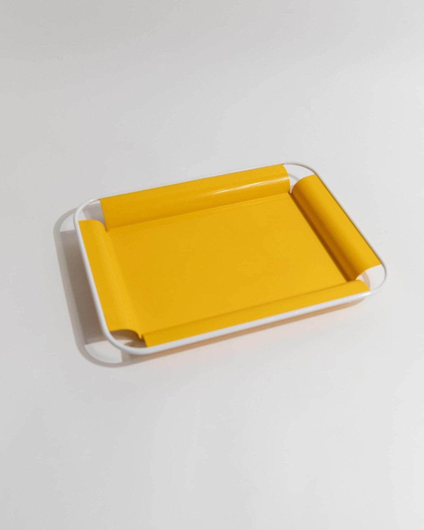 Vintage Tablett Metall gelb mit weißen Griffen