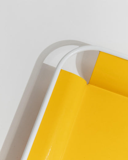 Vintage Tablett Metall gelb mit weißen Griffen