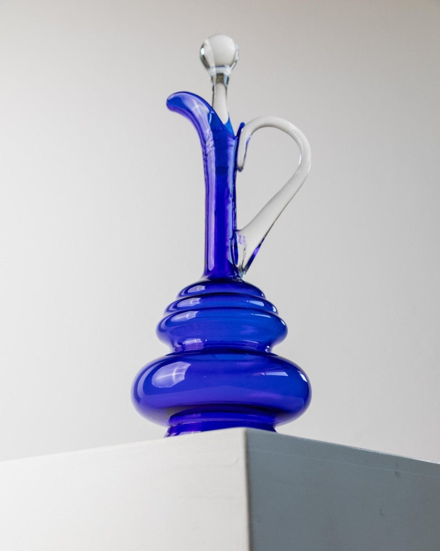 Vintage Murano Karaffe Kobaltblau mit Klarglasstopfen und Griff 60er Jahre