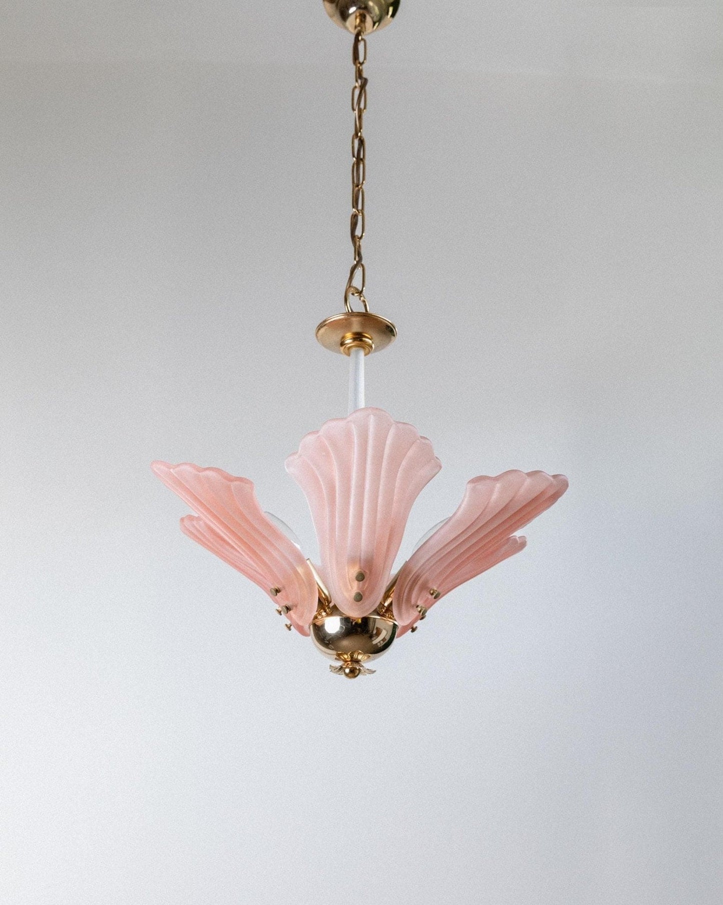 Plafonnier vintage en verre de Murano en forme de fleur en métal doré rose Italie années 1960