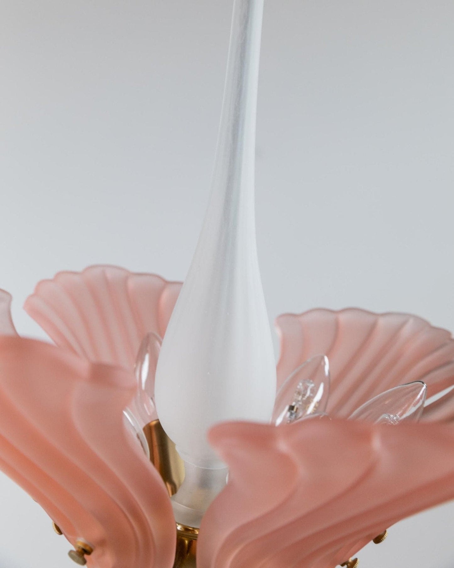 Plafonnier vintage en verre de Murano en forme de fleur en métal doré rose Italie années 1960