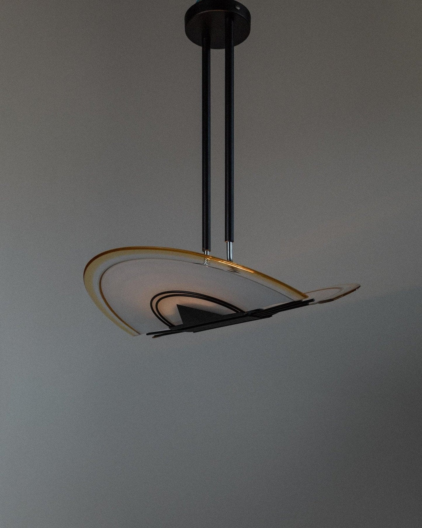 Plafonnier vintage en verre de Murano géométrique blanc jaune noir Memphis années 80