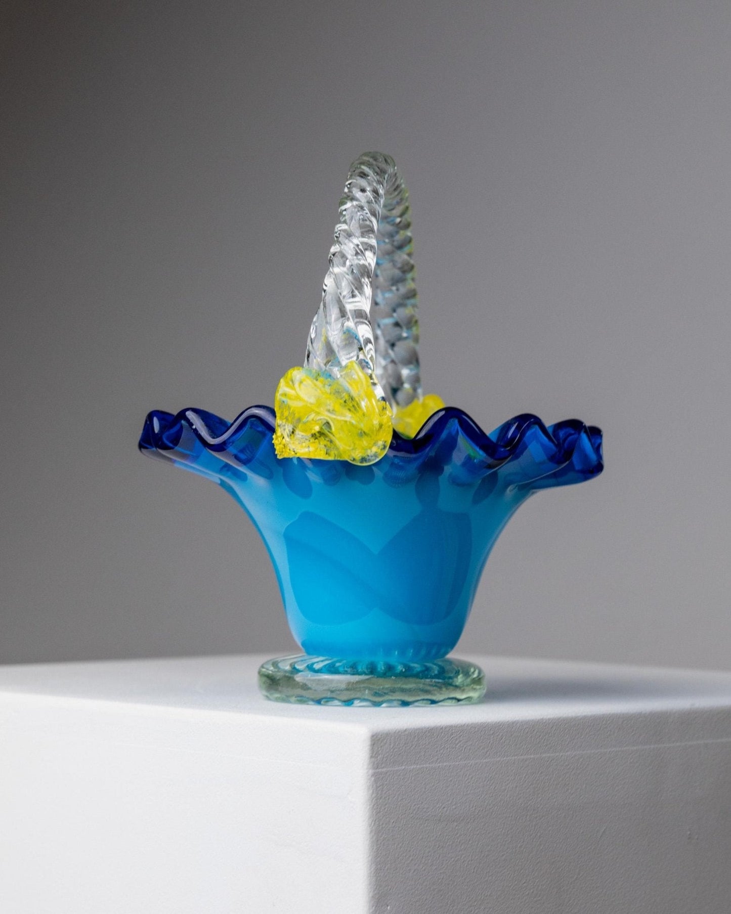 Vintage Glasschale mit Henkel von Murano, blau mit gelben Blumen, dekorativ, Italien 1970er