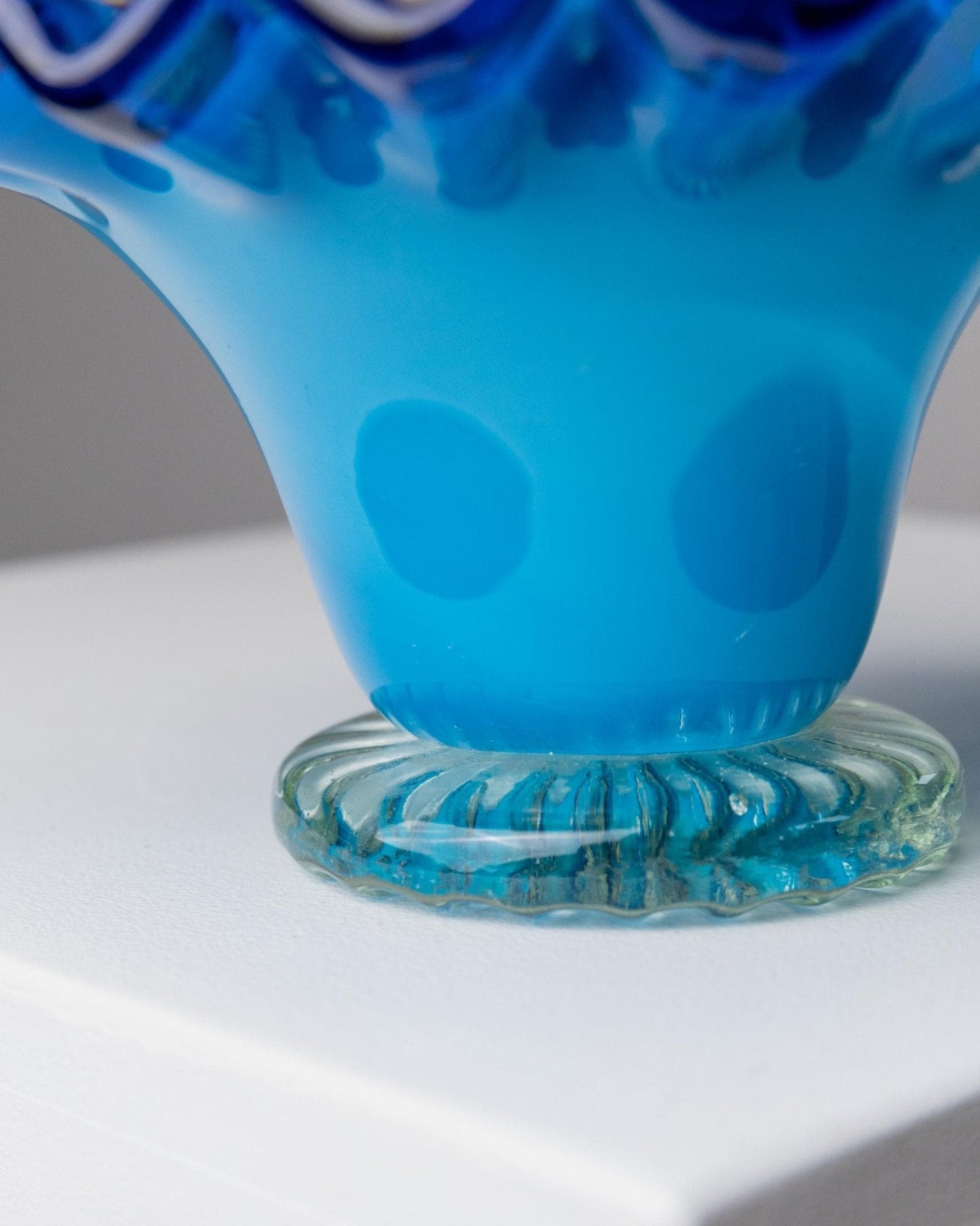 Vintage Glasschale mit Henkel von Murano, blau mit gelben Blumen, dekorativ, Italien 1970er
