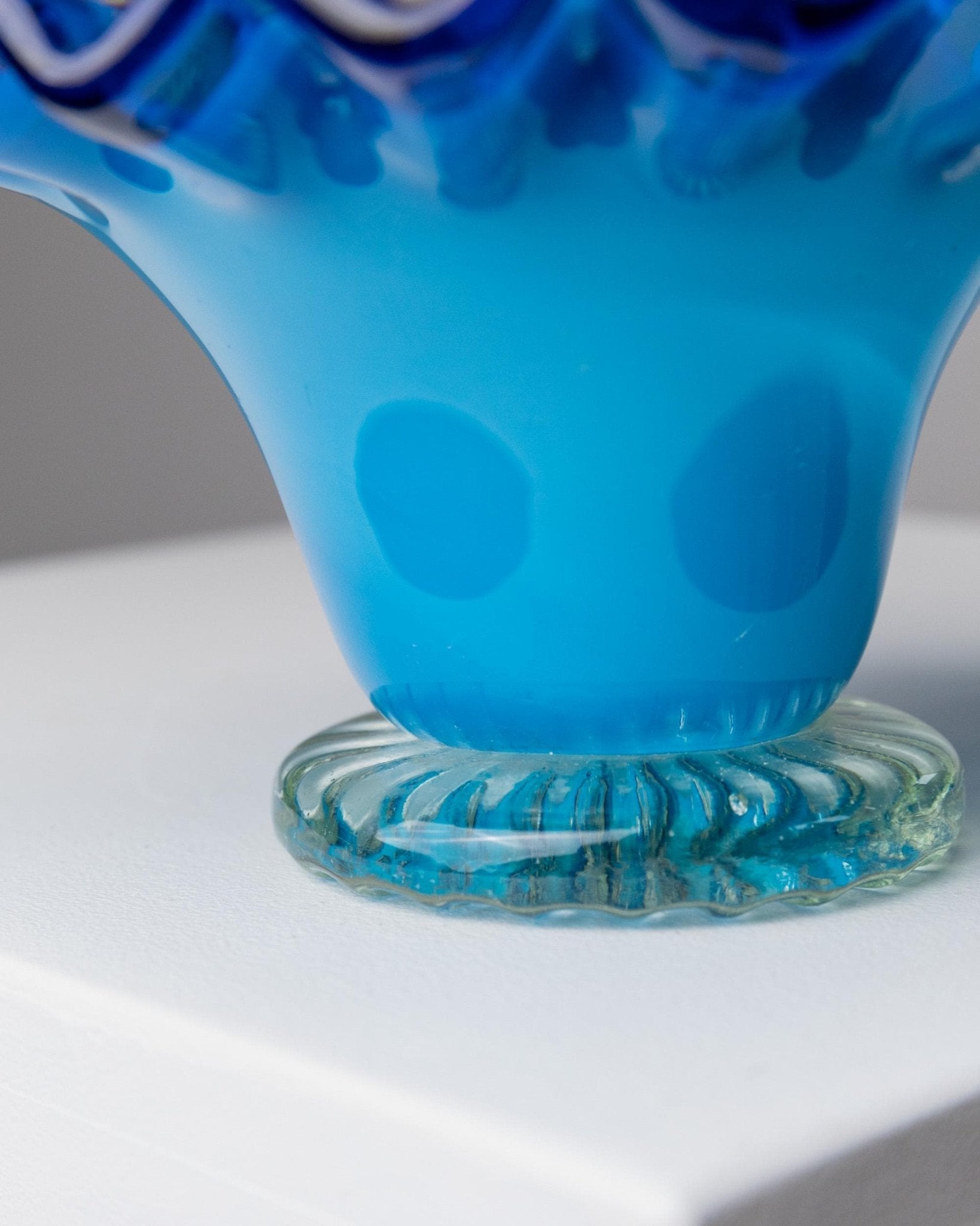 Vintage Glasschale mit Henkel von Murano, blau mit gelben Blumen, dekorativ, Italien 1970er