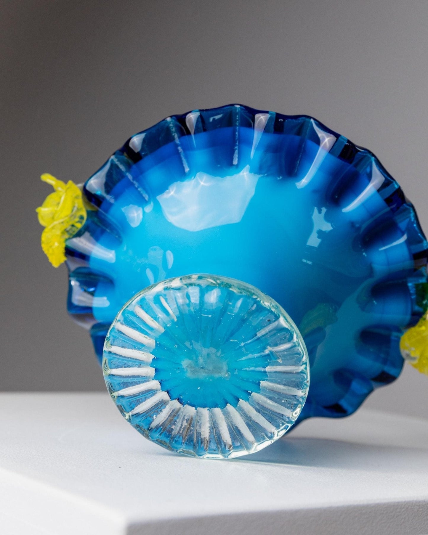 Vintage Glasschale mit Henkel von Murano, blau mit gelben Blumen, dekorativ, Italien 1970er
