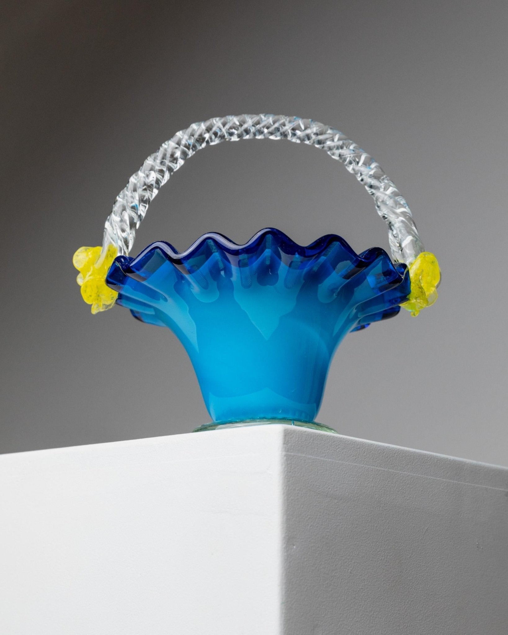 Vintage Glasschale mit Henkel von Murano, blau mit gelben Blumen, dekorativ, Italien 1970er