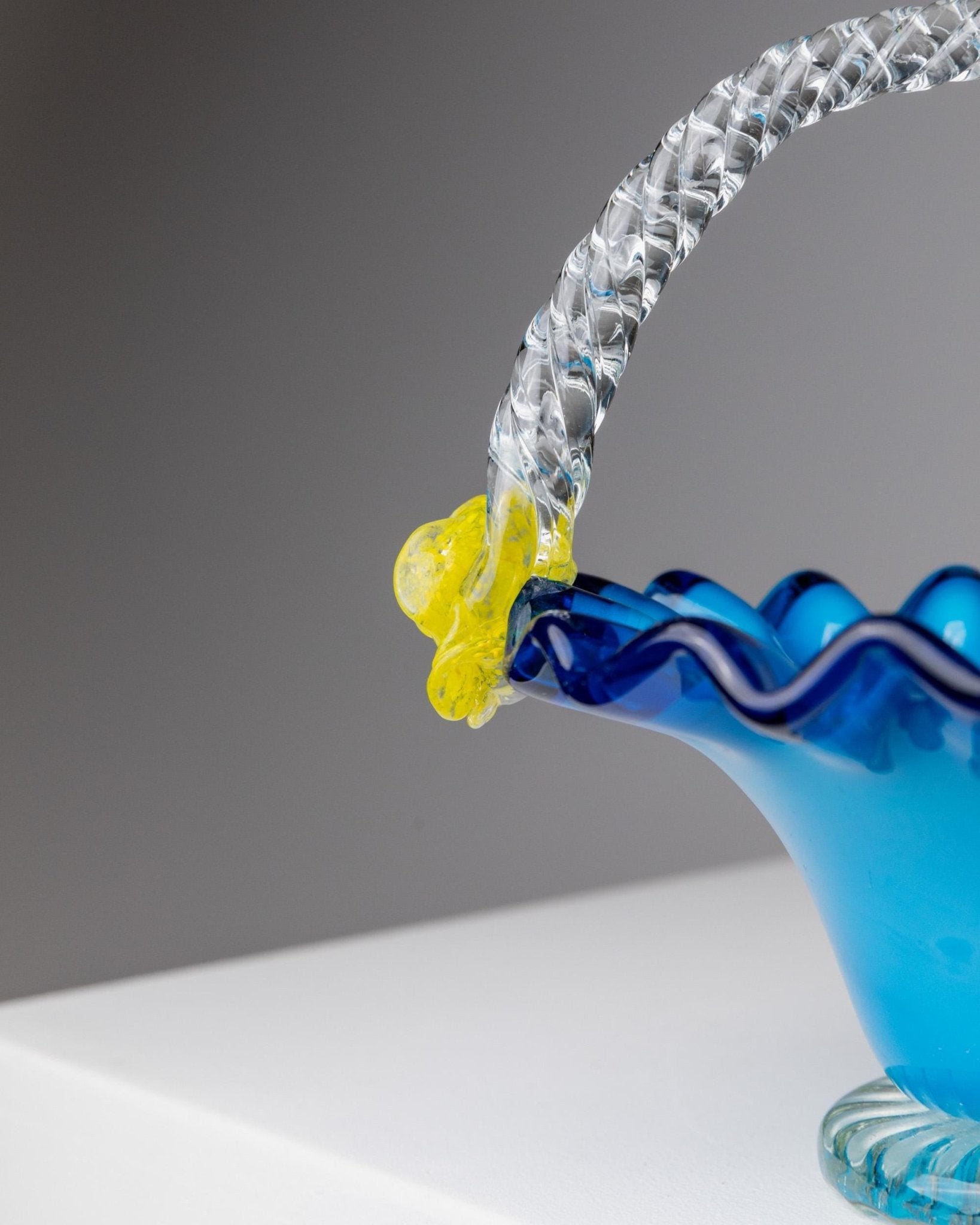 Vintage Glasschale mit Henkel von Murano, blau mit gelben Blumen, dekorativ, Italien 1970er