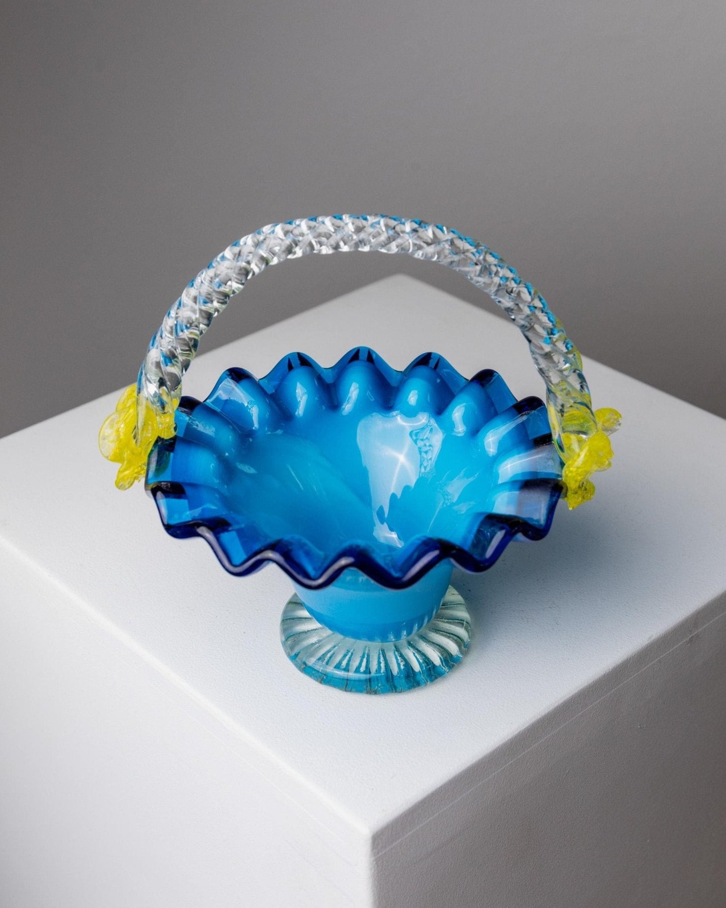 Vintage Glasschale mit Henkel von Murano, blau mit gelben Blumen, dekorativ, Italien 1970er