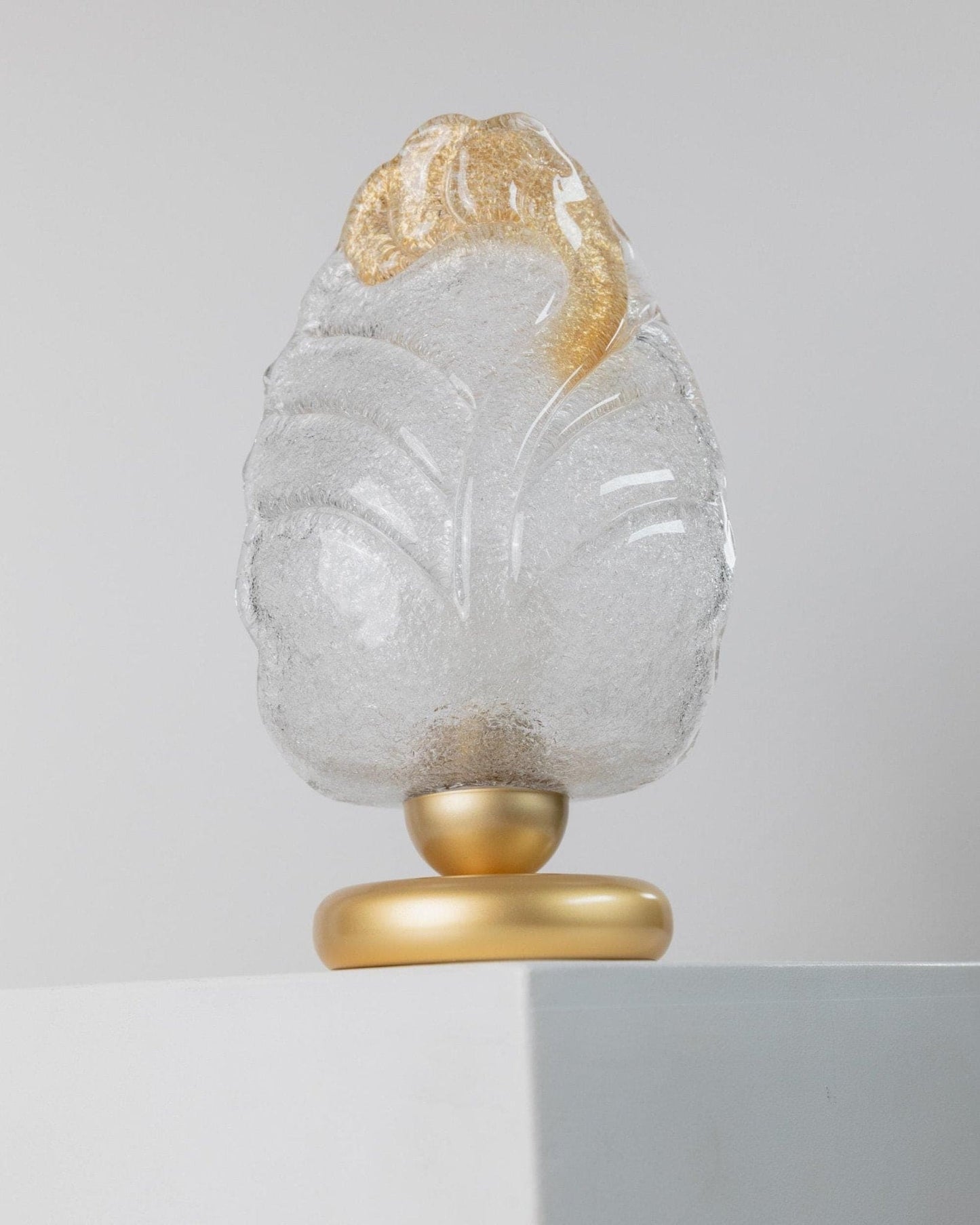 Lampe de table vintage en verre de Murano en forme de feuille avec base en métal doré, design italien des années 1980