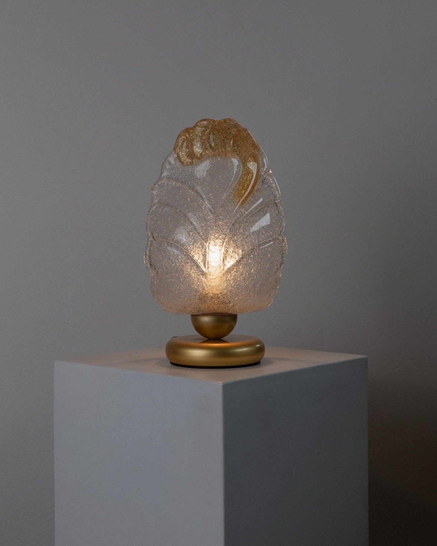 Lampe de table vintage en verre de Murano en forme de feuille avec base en métal doré, design italien des années 1980