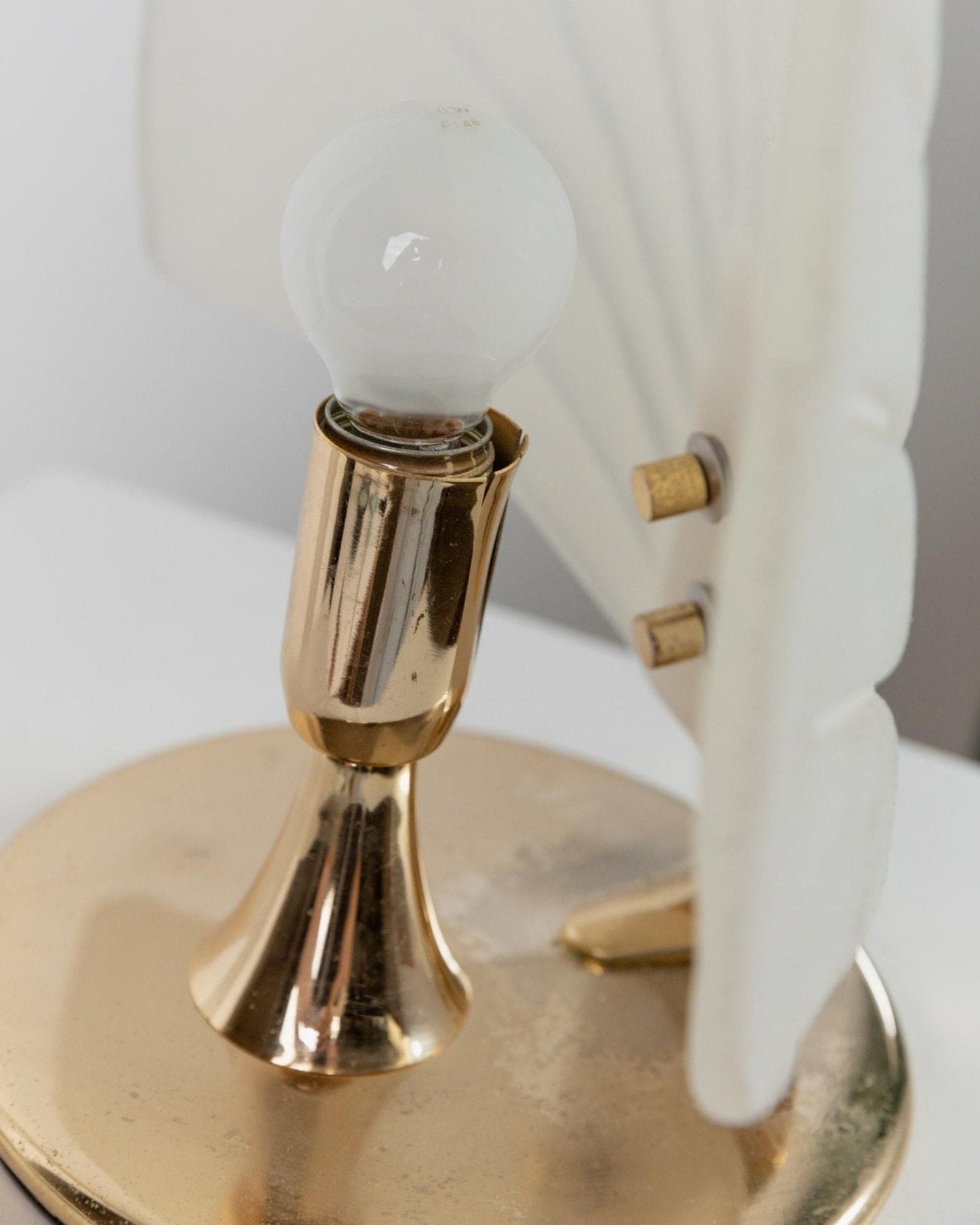 Vintage Murano Glas Tischlampe Blattförmig Gold Metallbasis Italien 1980er