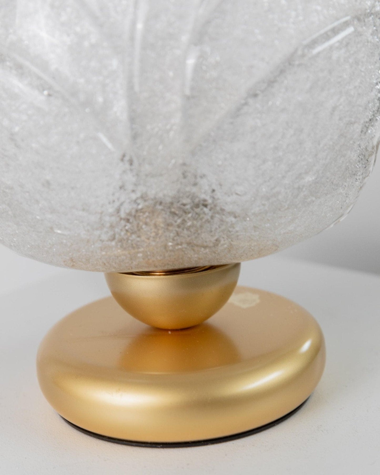 Lampe de table vintage en verre de Murano en forme de feuille avec base en métal doré, design italien des années 1980