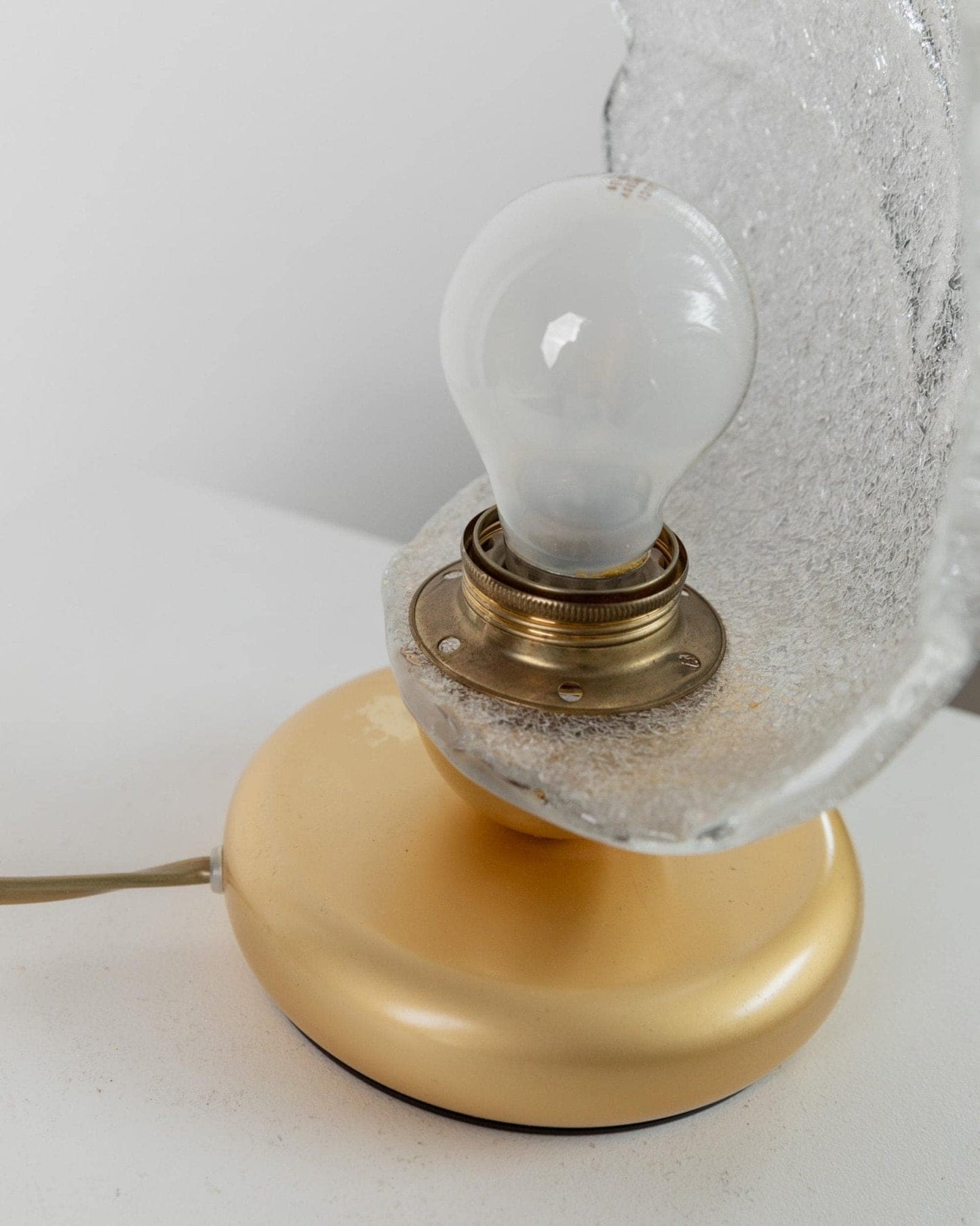 Lampe de table vintage en verre de Murano en forme de feuille avec base en métal doré, design italien des années 1980