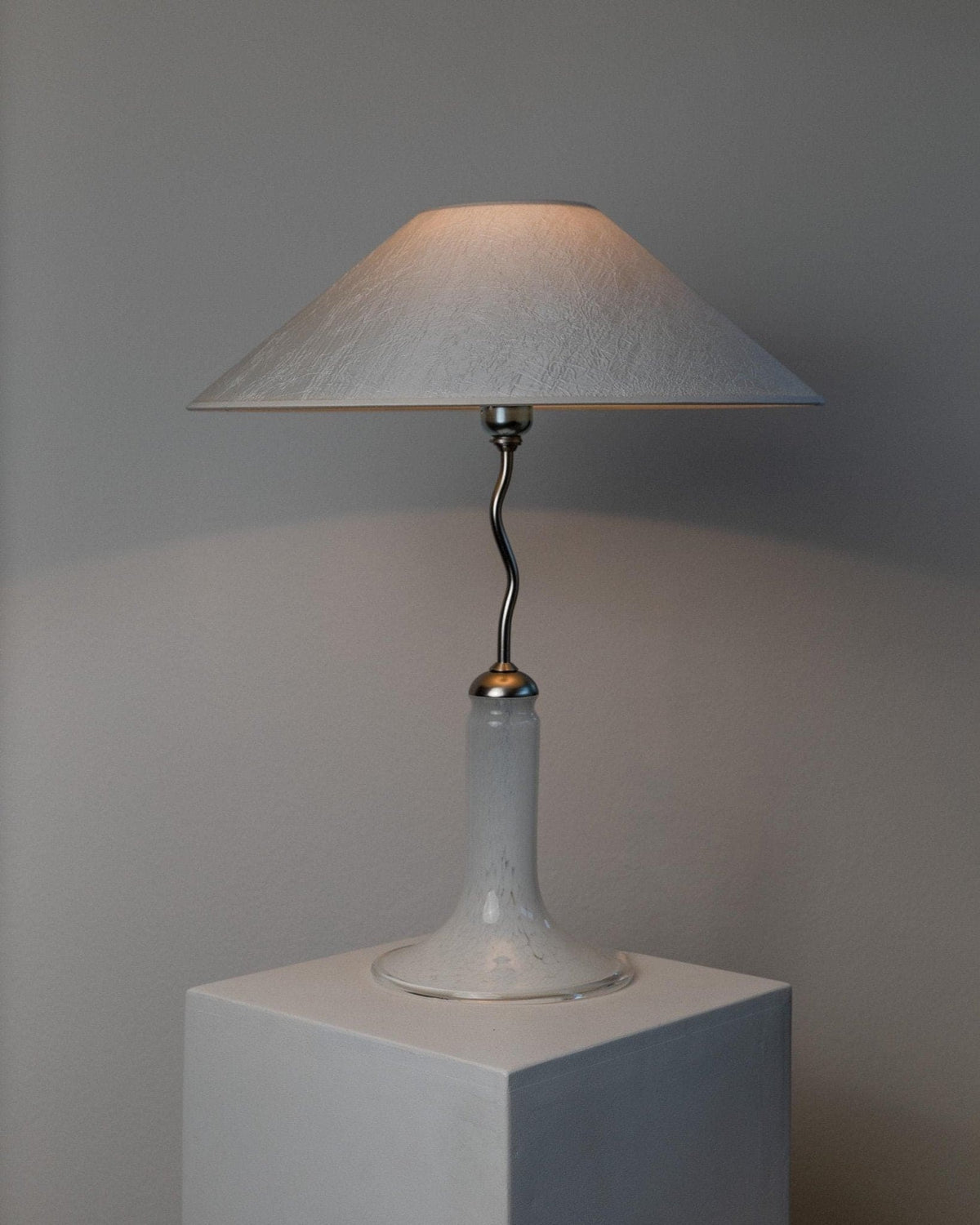 Lampe de table vintage en verre de Murano, motif zigzag, métal, texture soie, Italie, années 1980