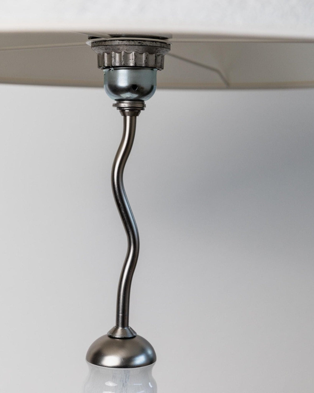 Lampe de table vintage en verre de Murano, motif zigzag, métal, texture soie, Italie, années 1980