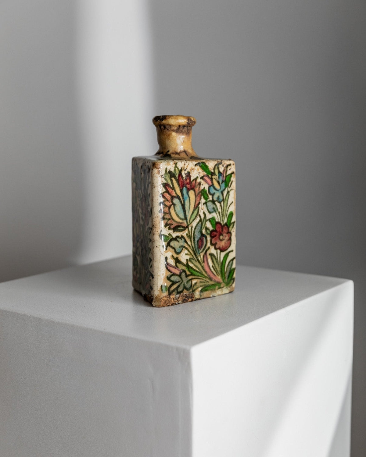 Vintage Flasche Qajar-Dynastie Terrakotta, handbemalt, dreieckige Form, Iran, 19. Jh.