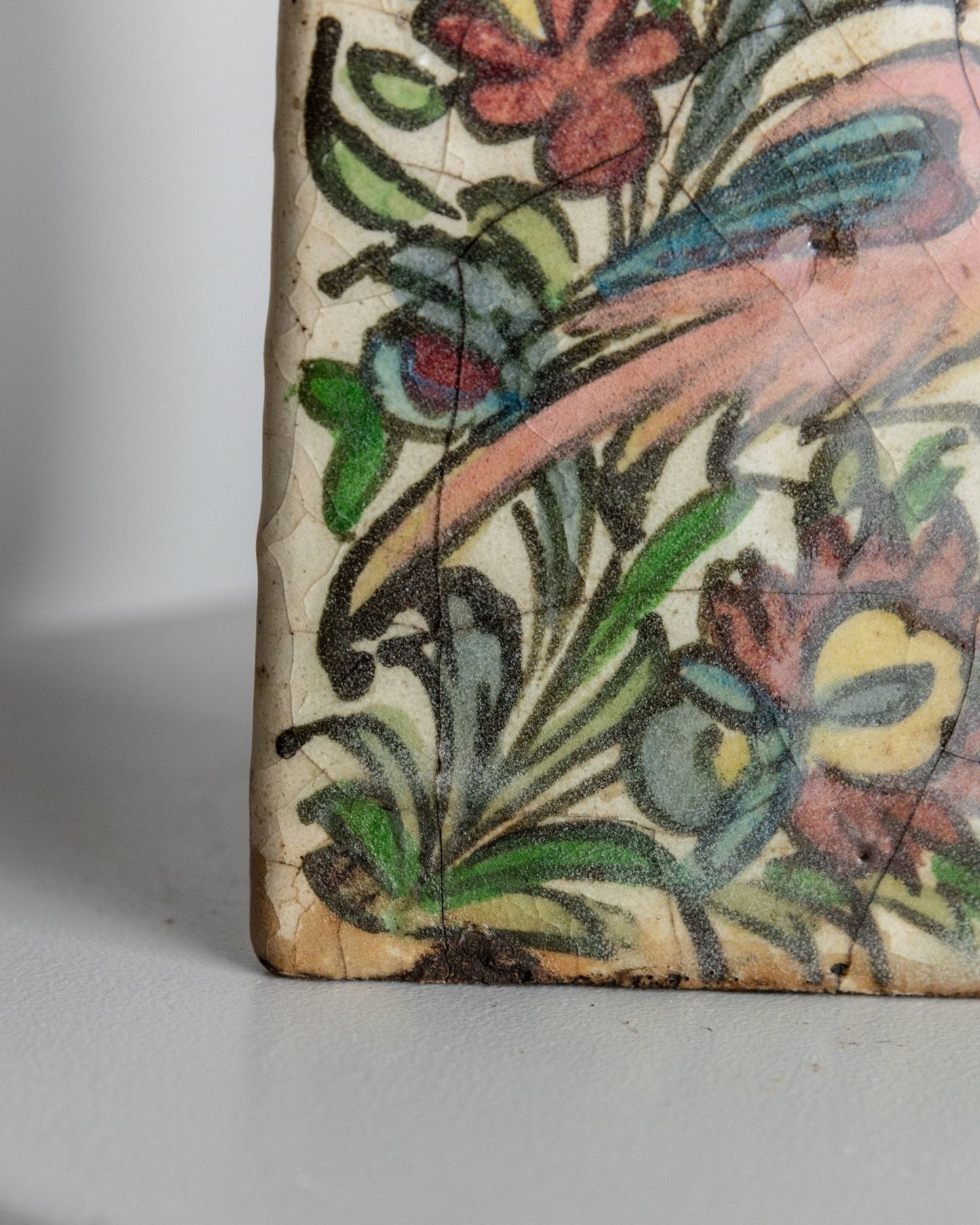 Vintage Flasche Qajar-Dynastie Terrakotta, handbemalt, dreieckige Form, Iran, 19. Jh.