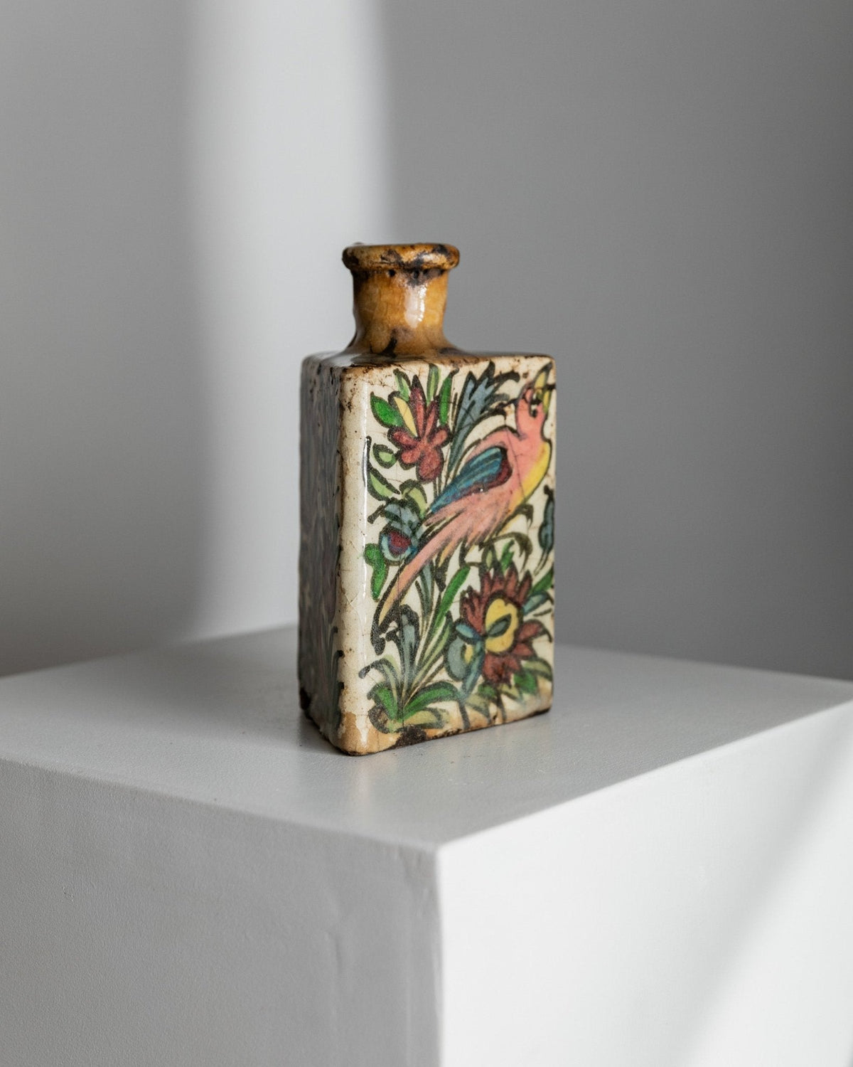 Vintage Flasche Qajar-Dynastie Terrakotta, handbemalt, dreieckige Form, Iran, 19. Jh.