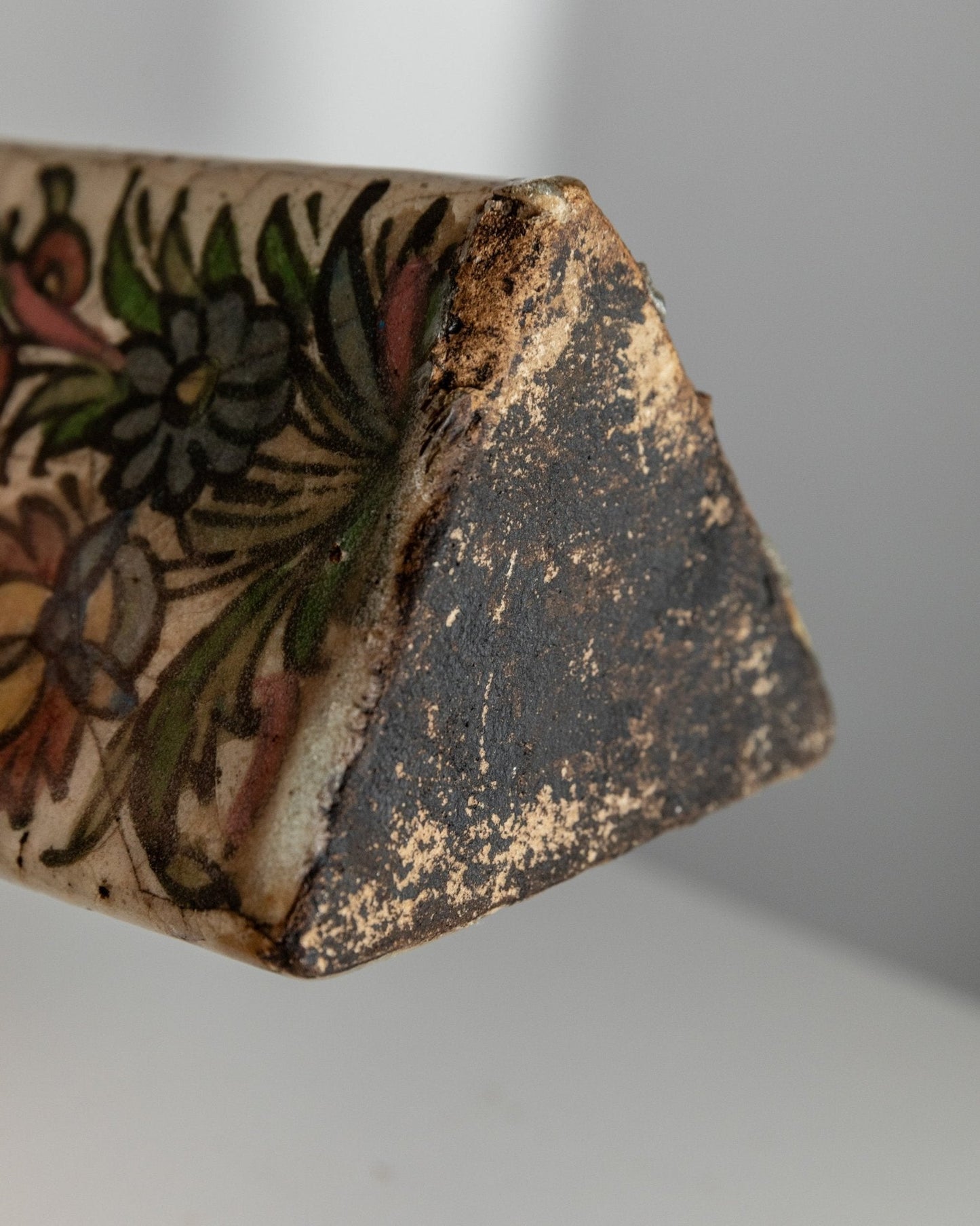 Vintage Flasche Qajar-Dynastie Terrakotta, handbemalt, dreieckige Form, Iran, 19. Jh.