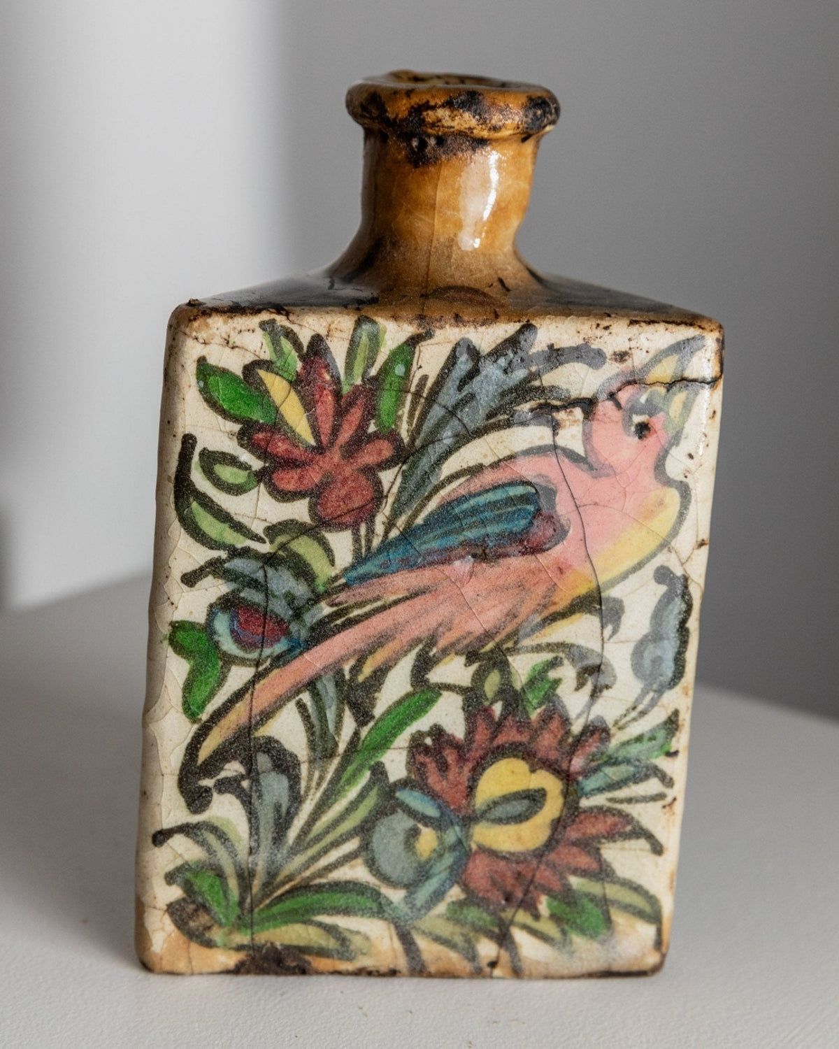 Vintage Flasche Qajar-Dynastie Terrakotta, handbemalt, dreieckige Form, Iran, 19. Jh.