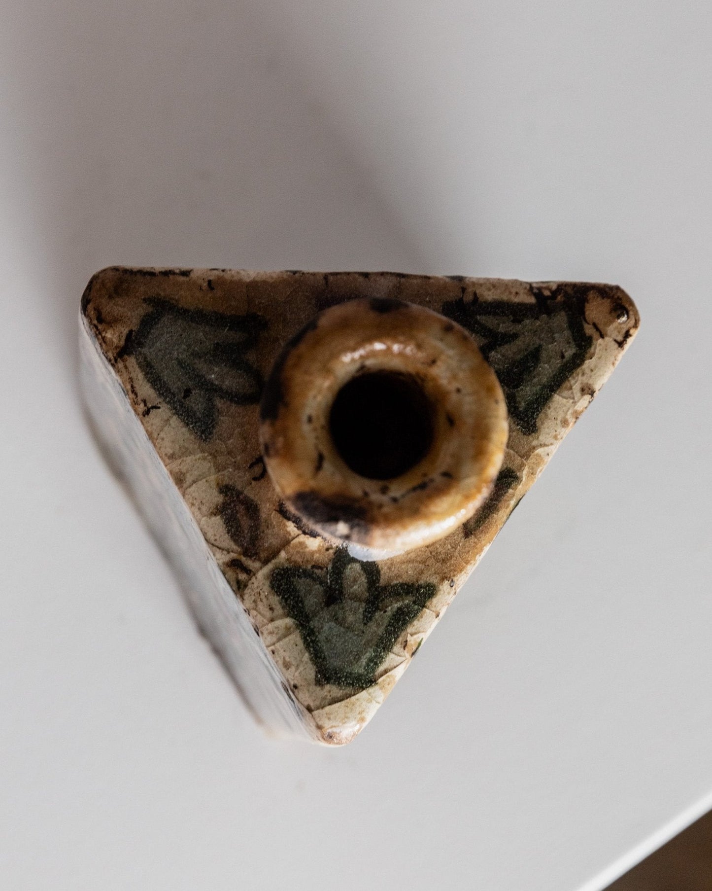 Vintage Flasche Qajar-Dynastie Terrakotta, handbemalt, dreieckige Form, Iran, 19. Jh.