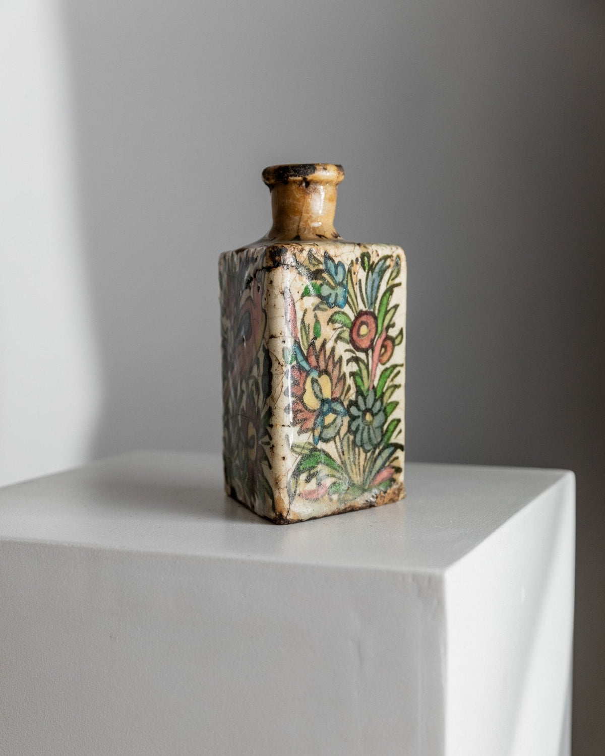 Vintage Flasche Qajar-Dynastie Terrakotta, handbemalt, dreieckige Form, Iran, 19. Jh.