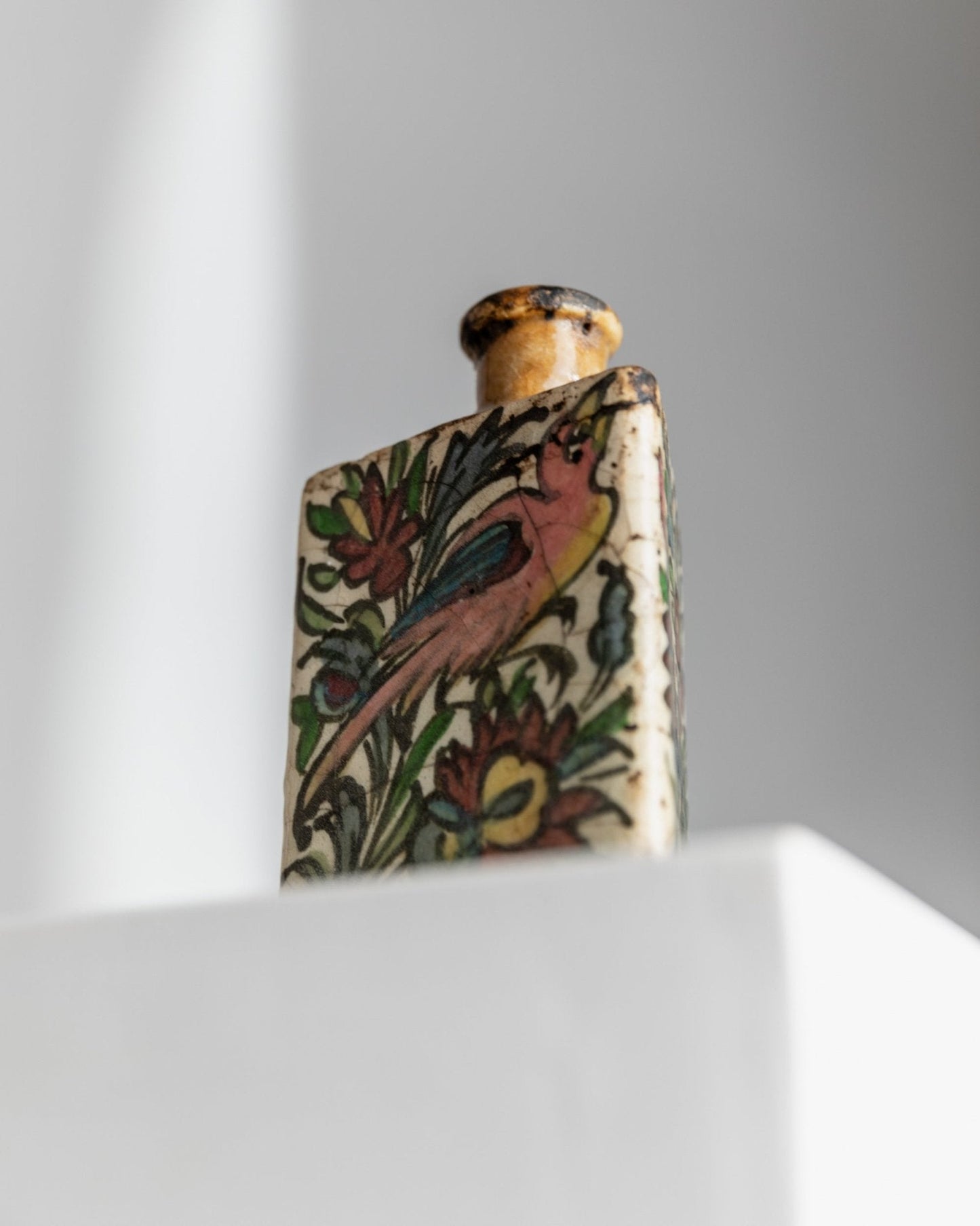 Vintage Flasche Qajar-Dynastie Terrakotta, handbemalt, dreieckige Form, Iran, 19. Jh.