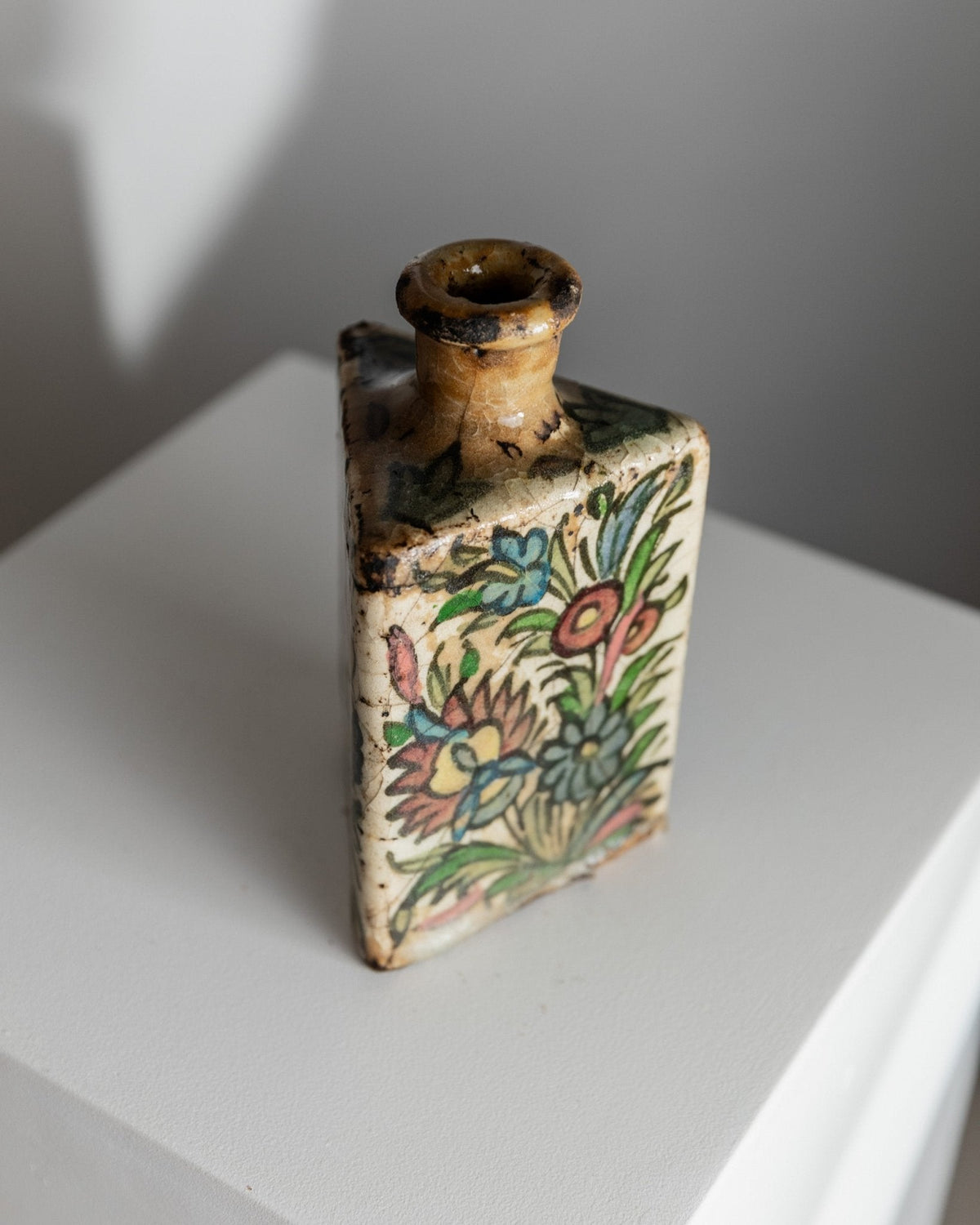 Vintage Flasche Qajar-Dynastie Terrakotta, handbemalt, dreieckige Form, Iran, 19. Jh.