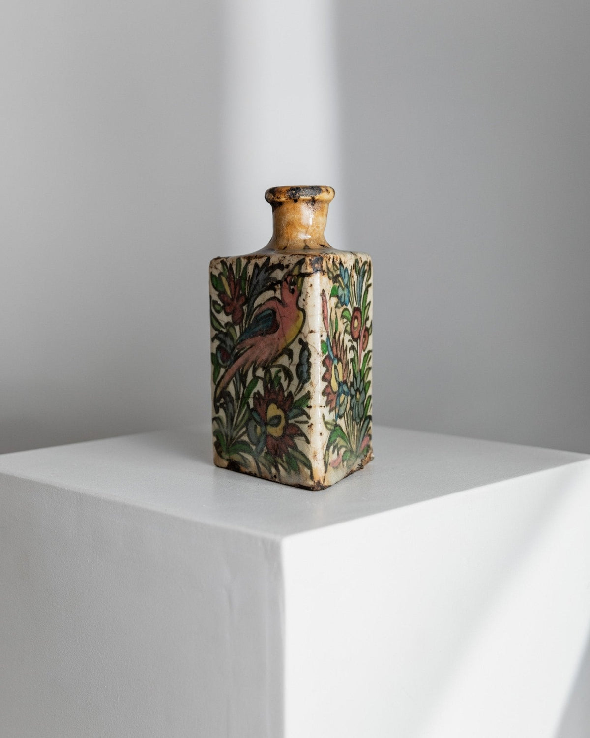 Vintage Flasche Qajar-Dynastie Terrakotta, handbemalt, dreieckige Form, Iran, 19. Jh.