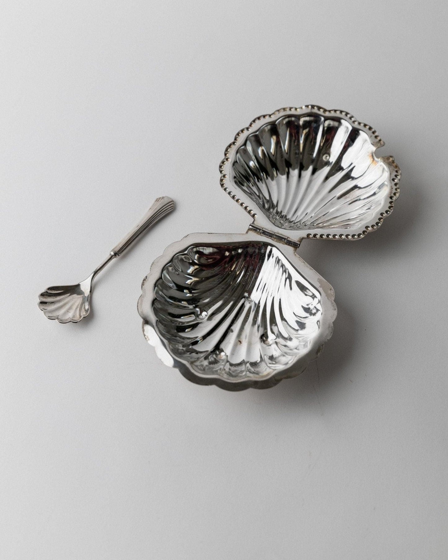 Sucrier vintage en forme de coquillage avec cuillère Italie années 1960 décoration de table élégante