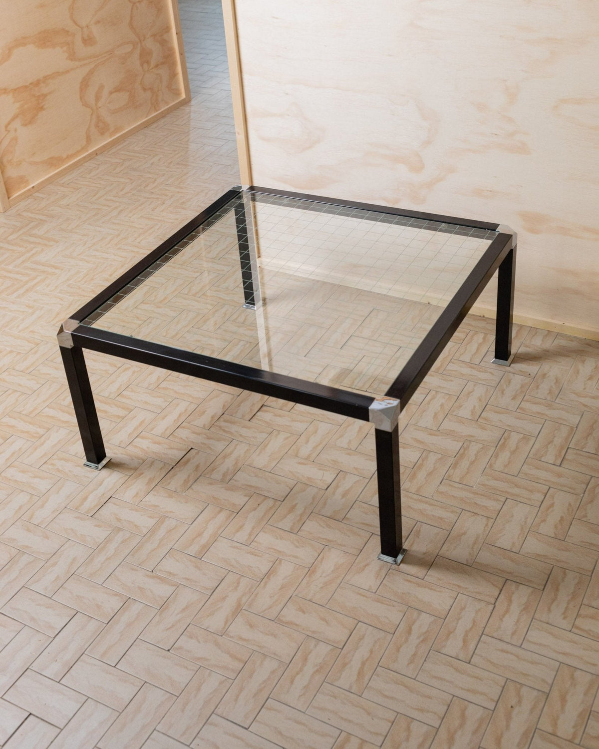 Vintage side table checkered glass Italy 1980s - black chrome-plated metal - Memphis style