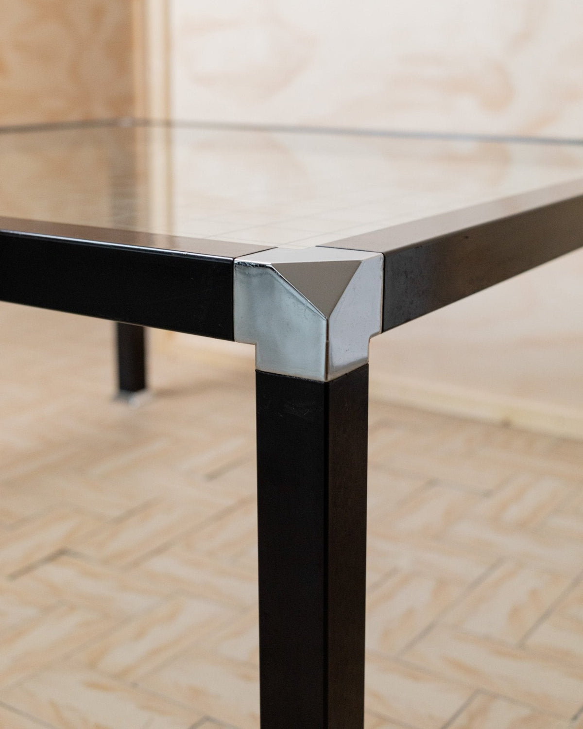 Vintage side table checkered glass Italy 1980s - black chrome-plated metal - Memphis style