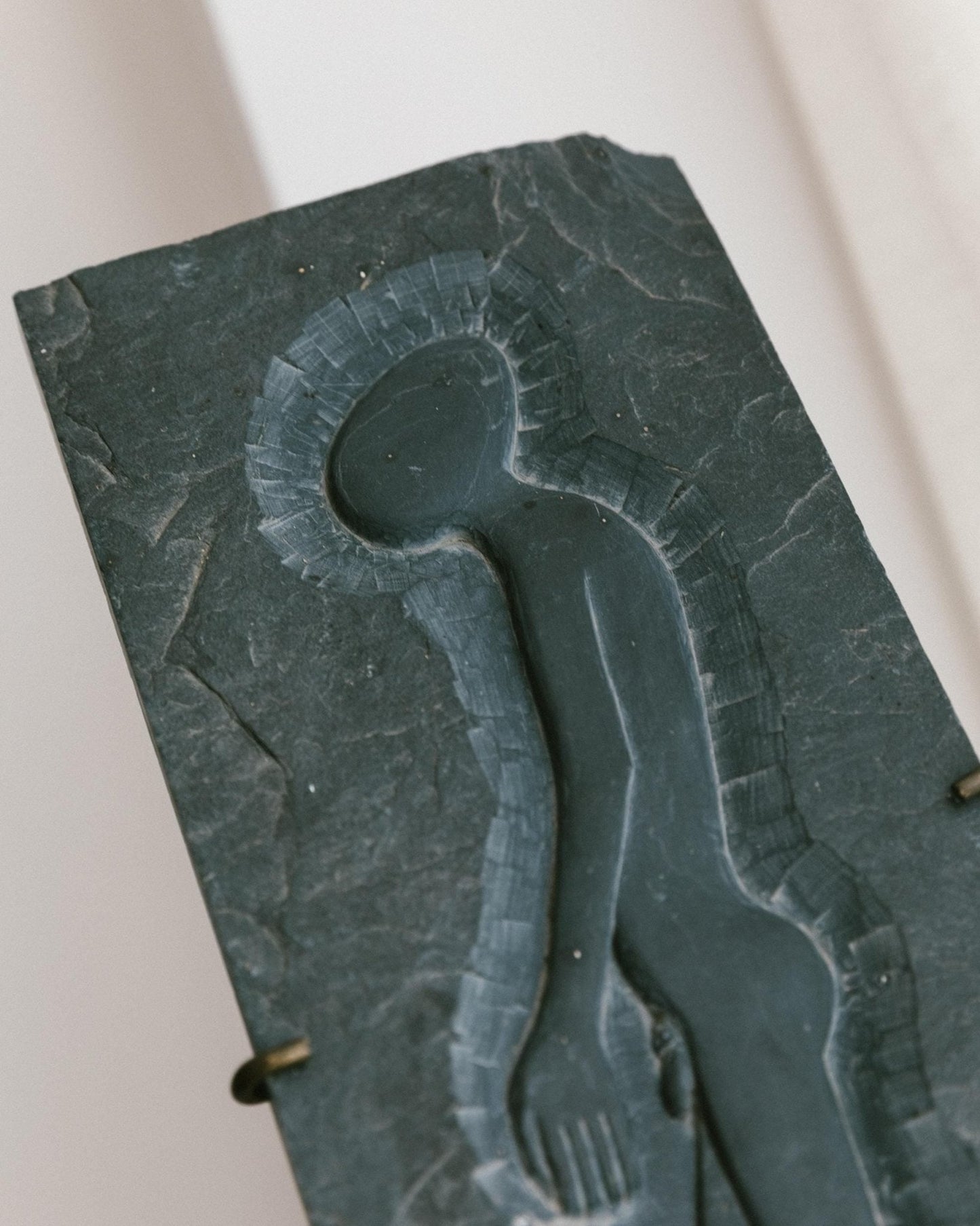 Vintage Steinrelief "Alien Man" aus Schiefer, Italien 1970er