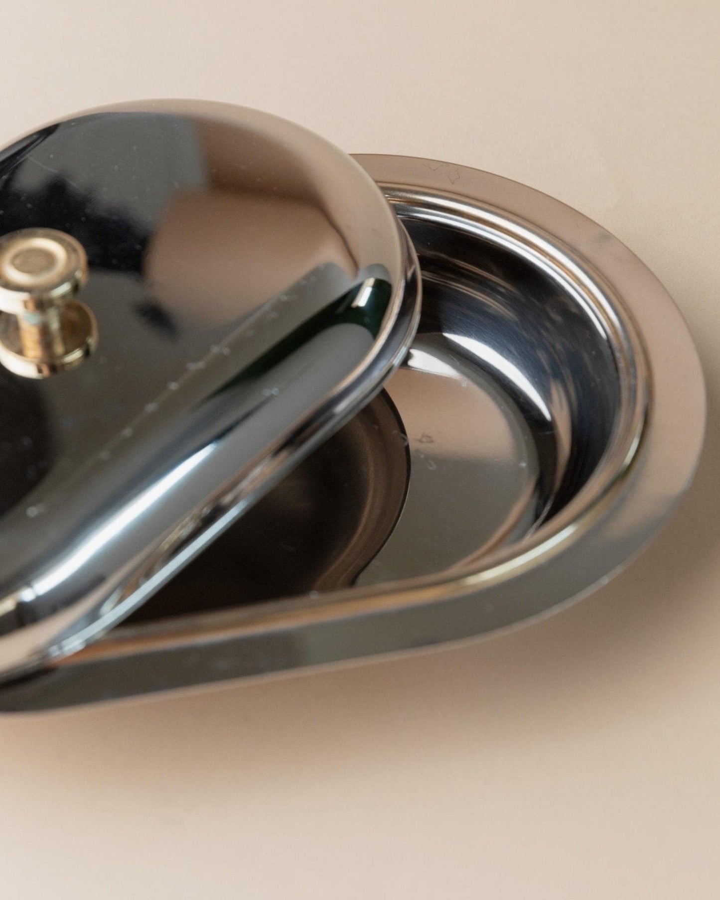 Beurrier vintage en acier inoxydable avec couvercle et détails dorés, Italie années 1970