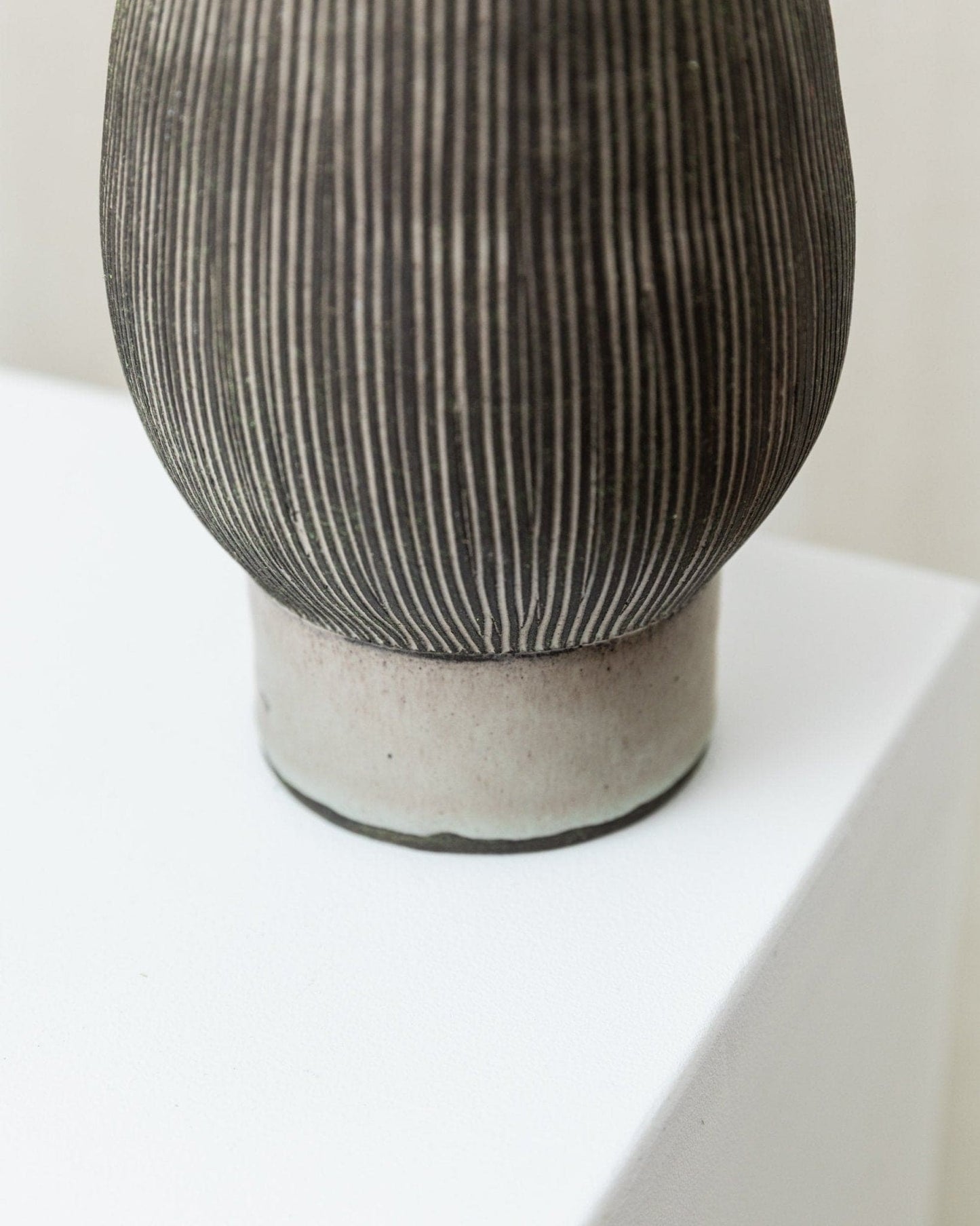 Vase vintage en céramique d'atelier des années 1970 - Gris et beige - Danemark du milieu du siècle