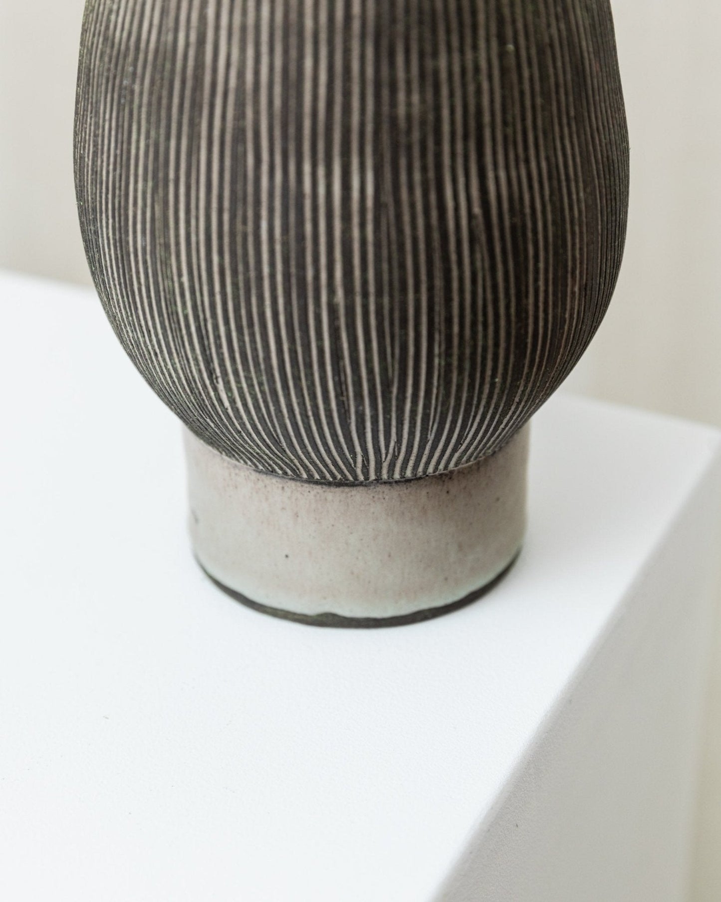 Vase vintage en céramique d'atelier des années 1970 - Gris et beige - Danemark du milieu du siècle