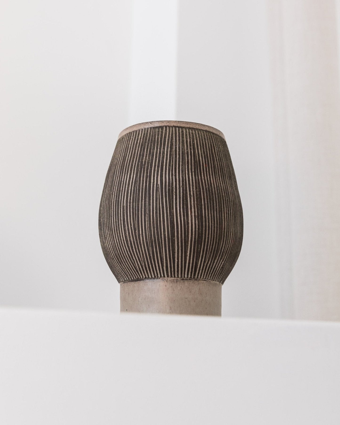 Vase vintage en céramique d'atelier des années 1970 - Gris et beige - Danemark du milieu du siècle