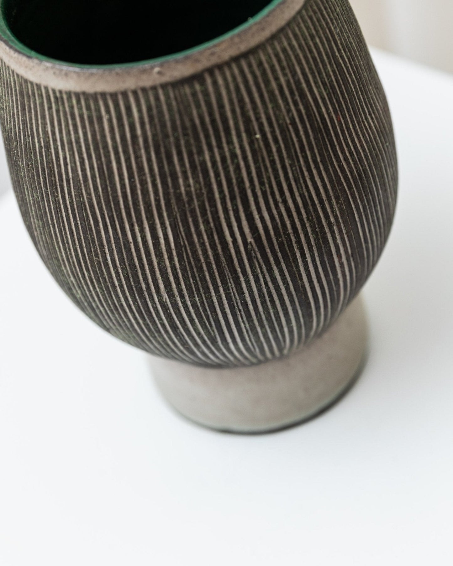 Vase vintage en céramique d'atelier des années 1970 - Gris et beige - Danemark du milieu du siècle