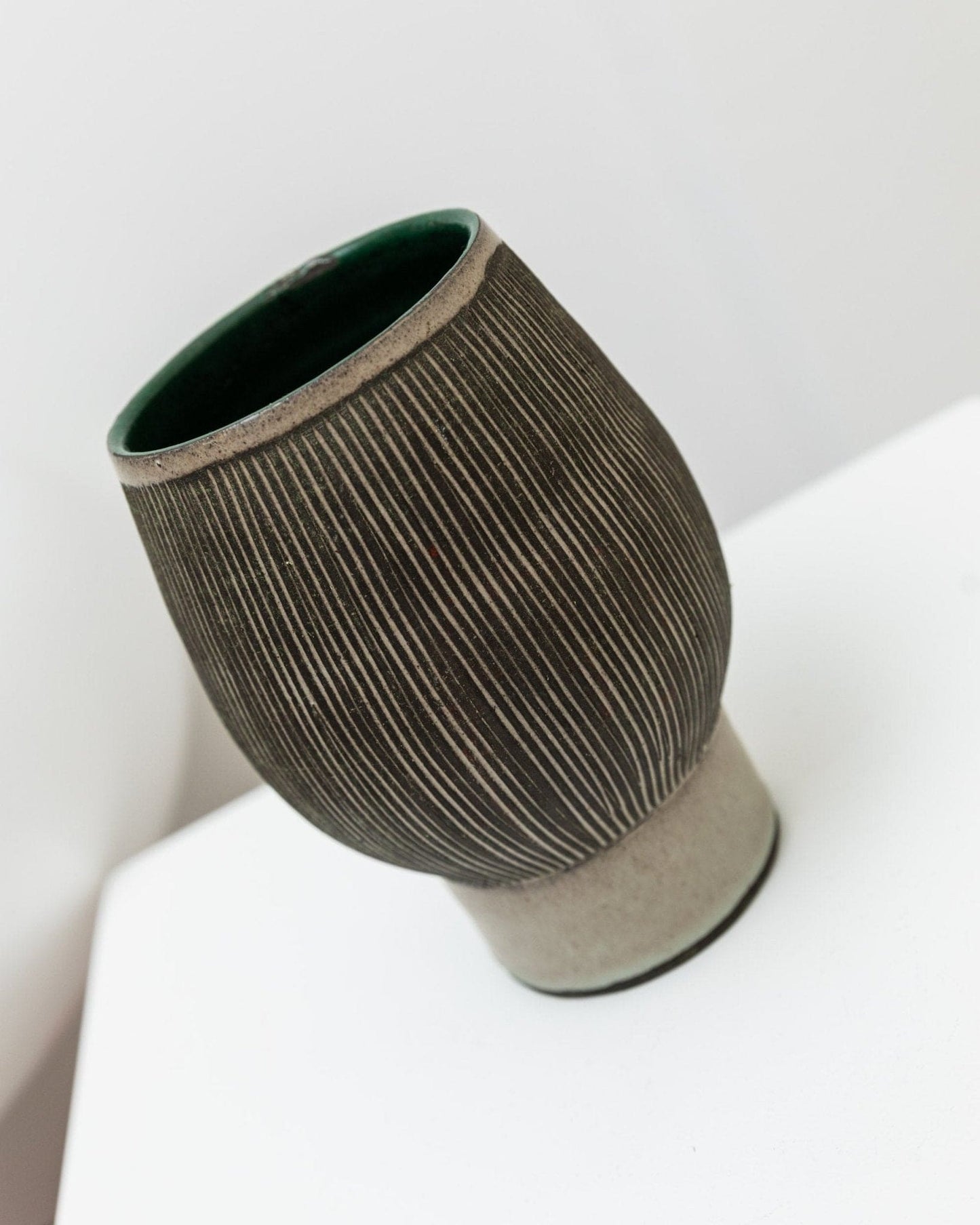 Vase vintage en céramique d'atelier des années 1970 - Gris et beige - Danemark du milieu du siècle
