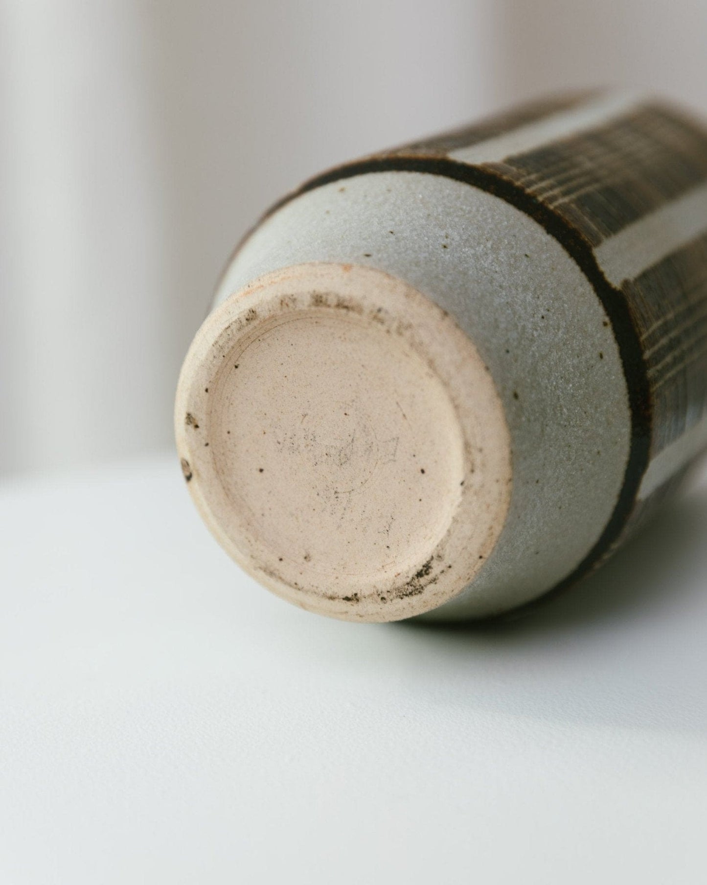 Vase vintage en céramique de studio en relief marron beige design du milieu du siècle années 1960