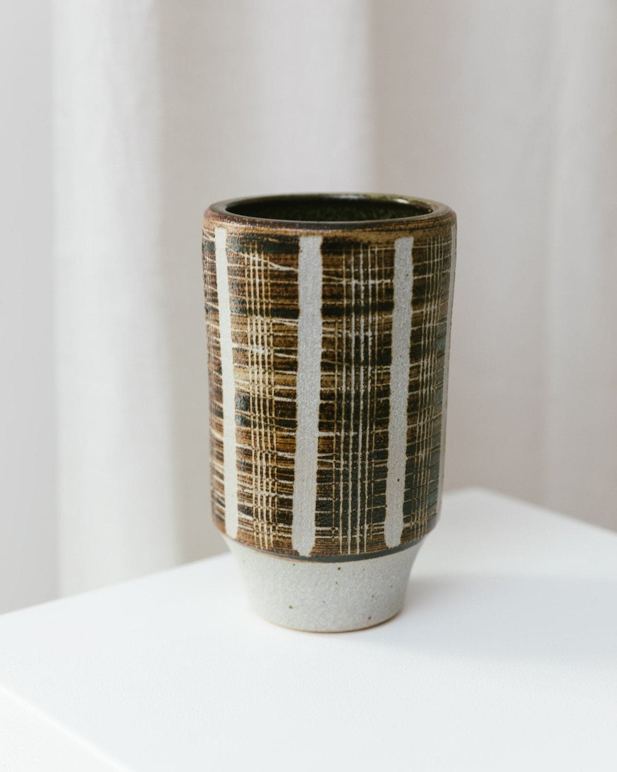 Vase vintage en céramique de studio en relief marron beige design du milieu du siècle années 1960
