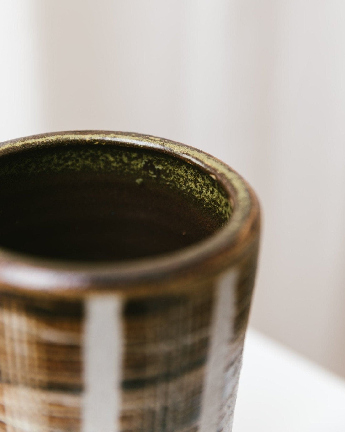 Vase vintage en céramique de studio en relief marron beige design du milieu du siècle années 1960