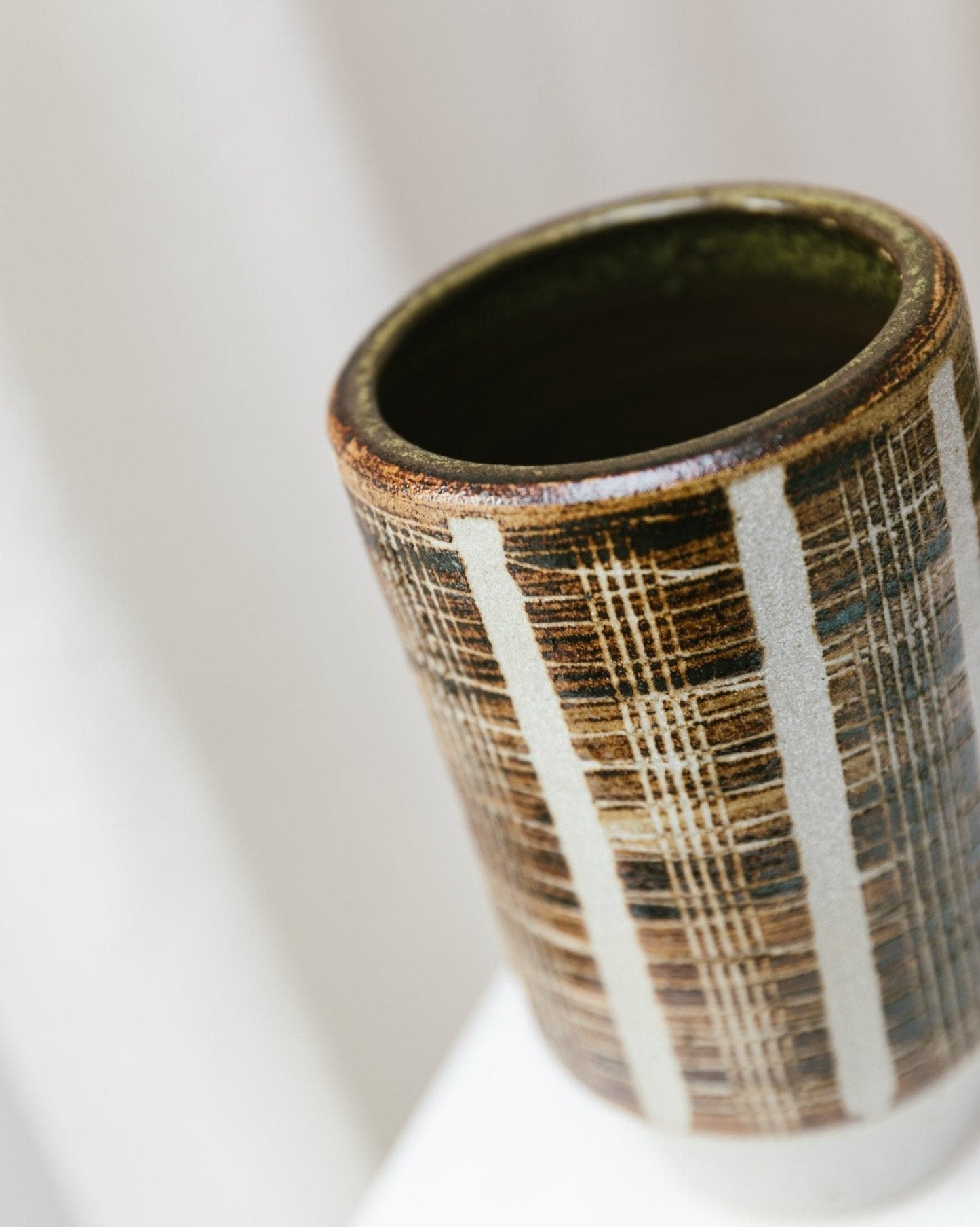 Vase vintage en céramique de studio en relief marron beige design du milieu du siècle années 1960