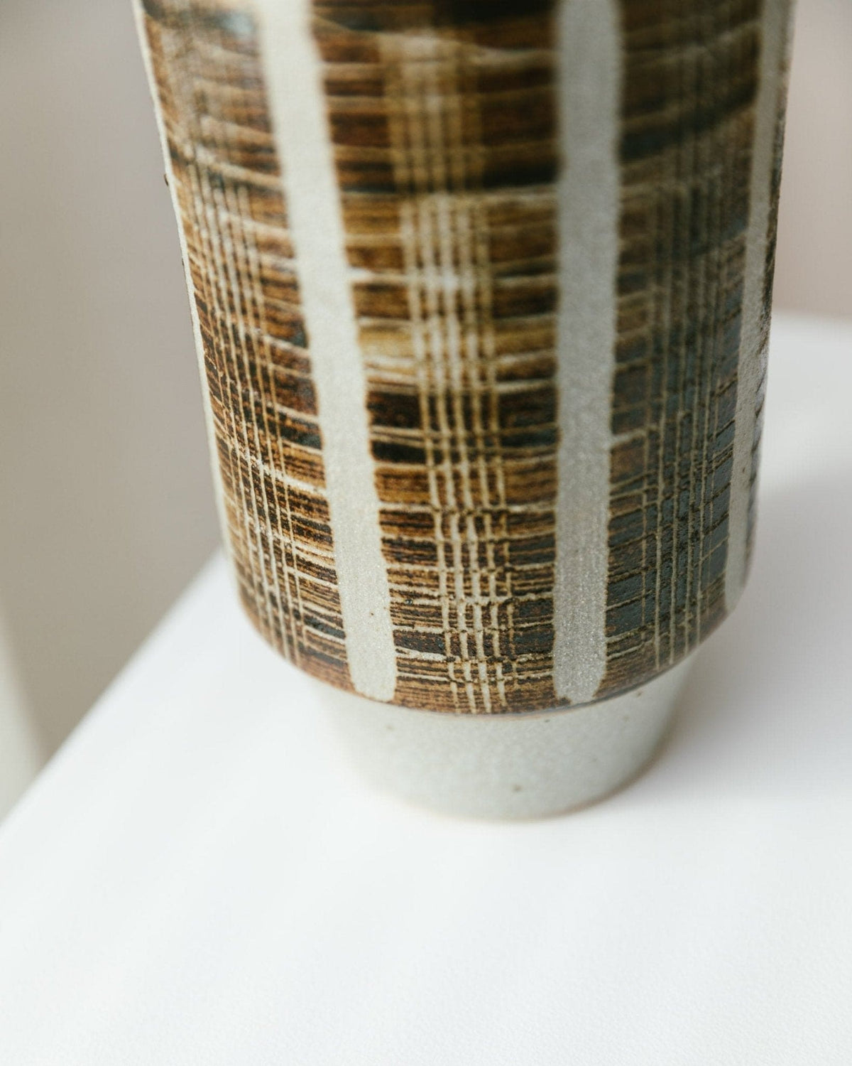 Vase vintage en céramique de studio en relief marron beige design du milieu du siècle années 1960