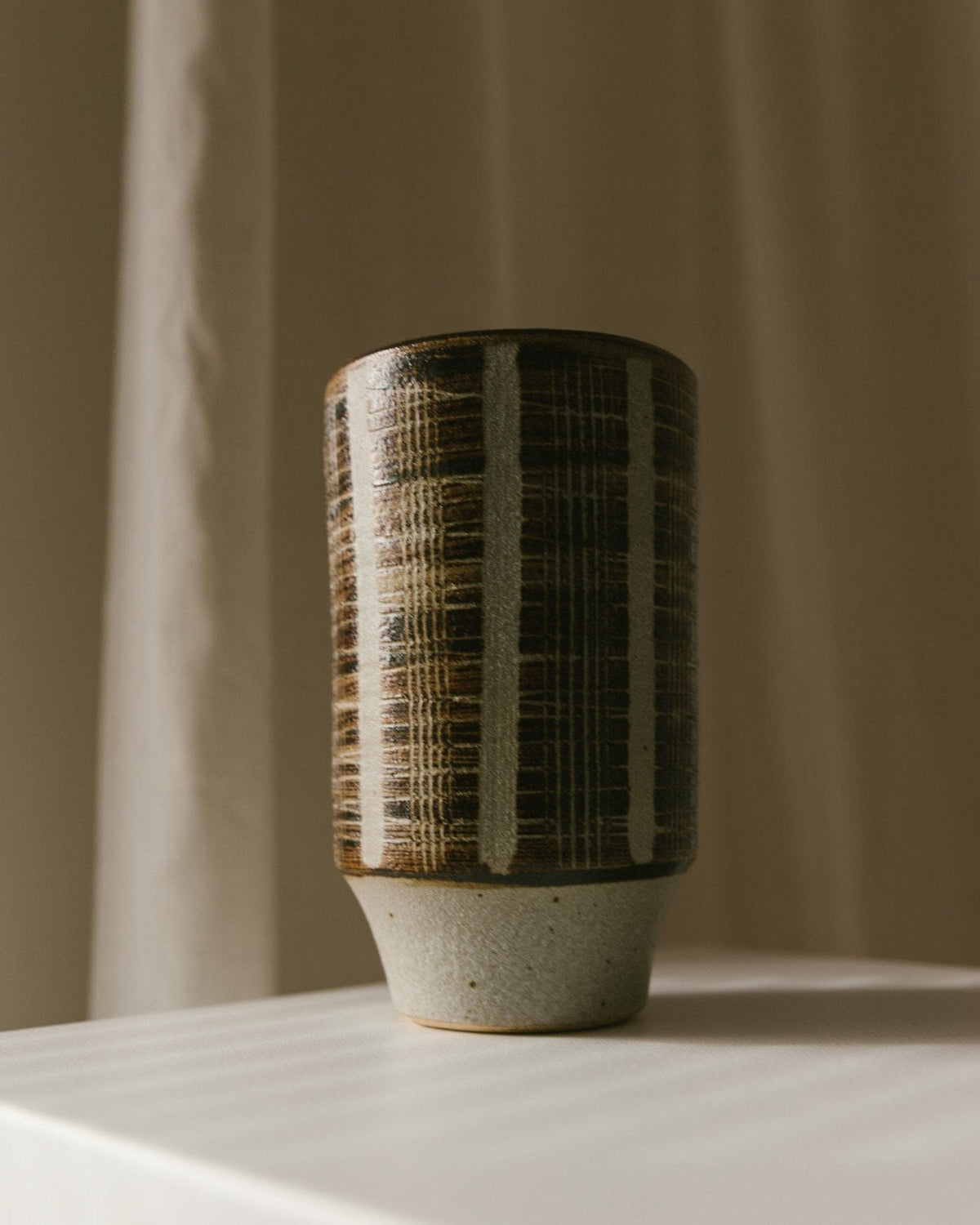 Vase vintage en céramique de studio en relief marron beige design du milieu du siècle années 1960