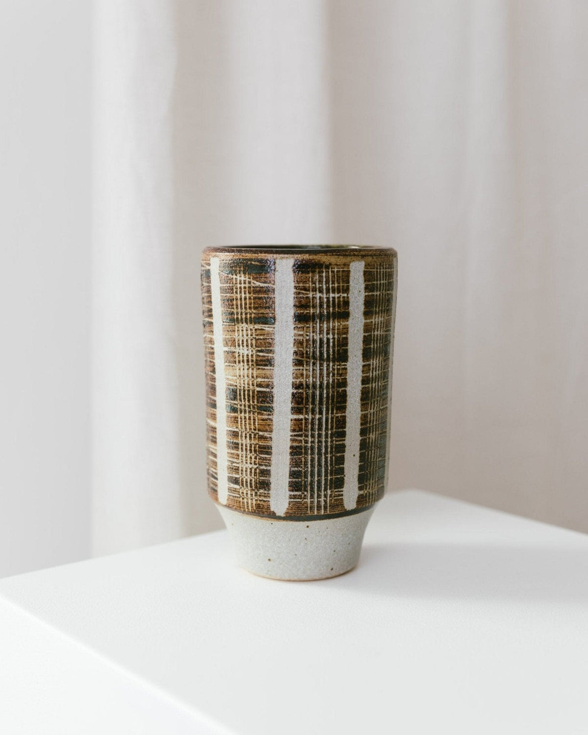 Vase vintage en céramique de studio en relief marron beige design du milieu du siècle années 1960