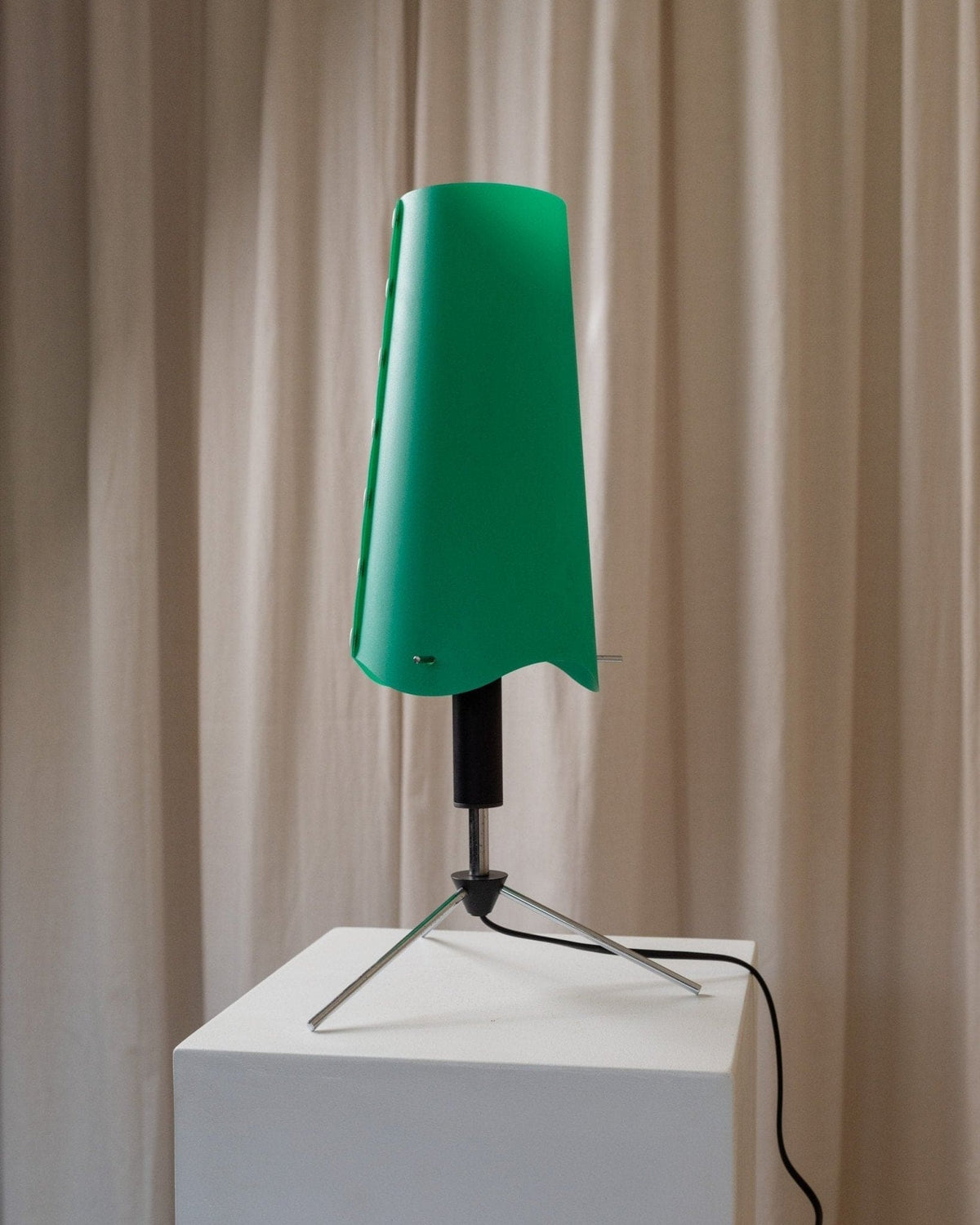 Lampe de table vintage style Memphis Italie années 1980, réglable, noire et chromée