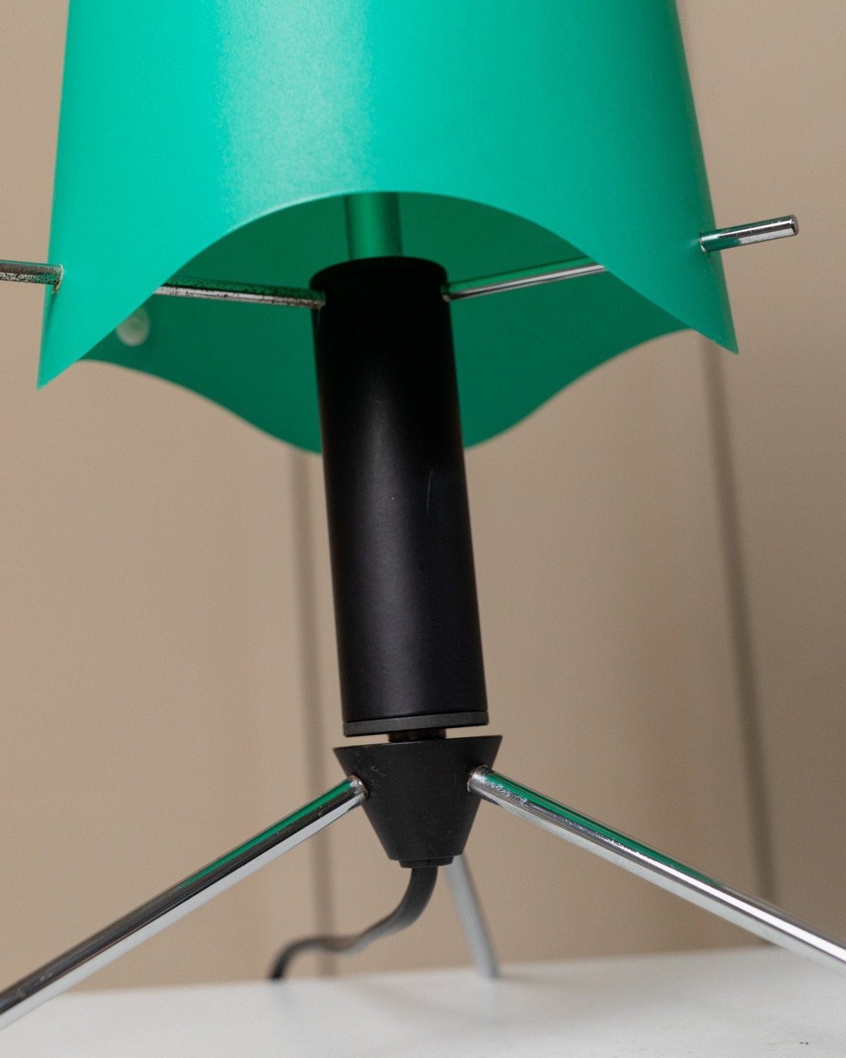Lampe de table vintage style Memphis Italie années 1980, réglable, noire et chromée