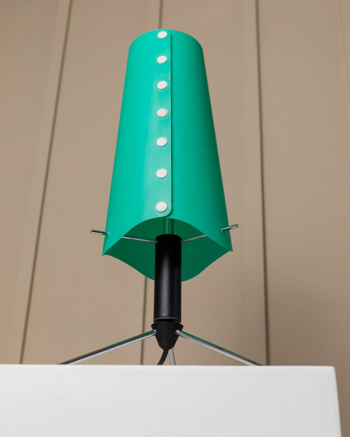 Lampe de table vintage style Memphis Italie années 1980, réglable, noire et chromée